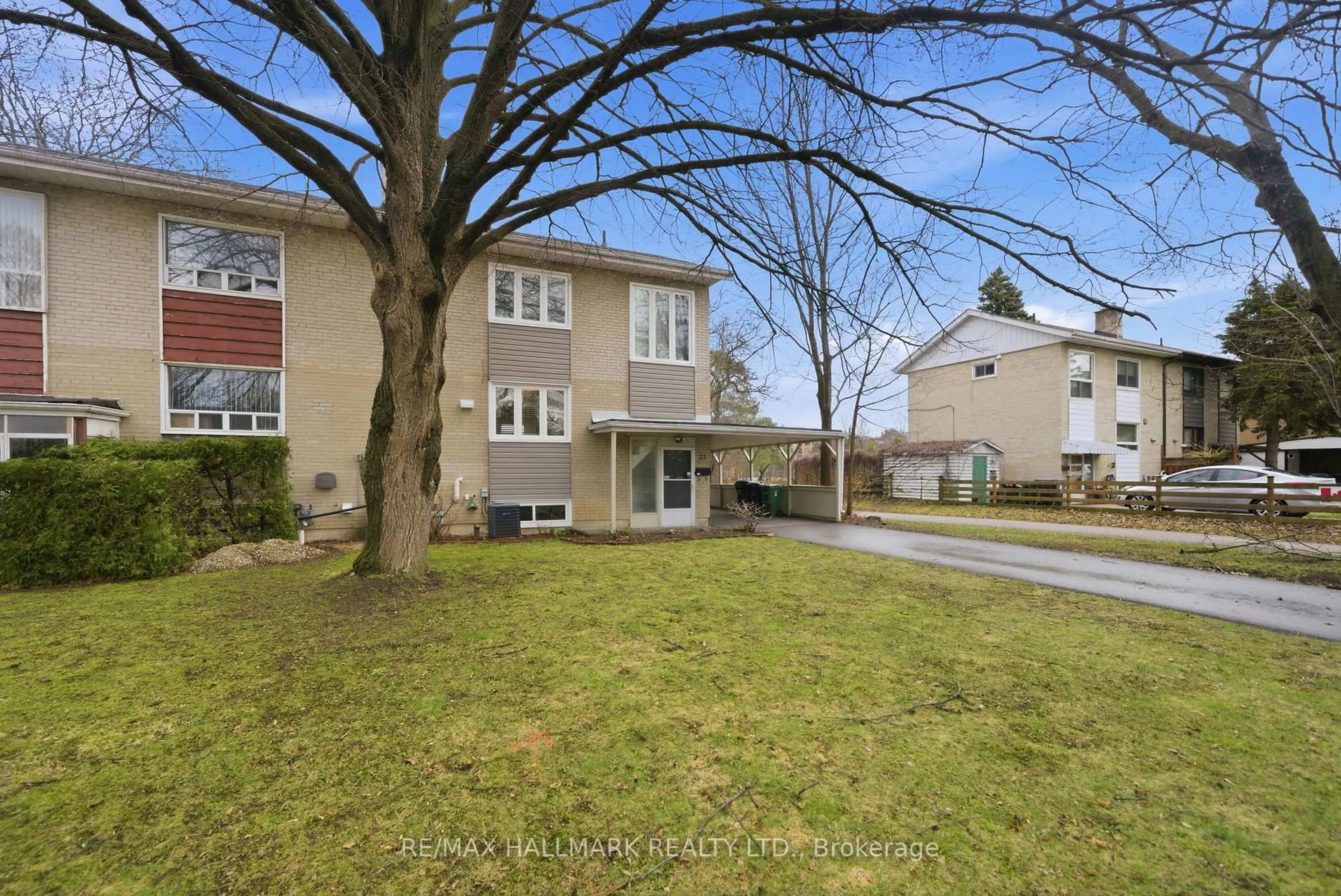 A pic from outside/outdoor area/front of a property/back of a property/a pic from drone, street for 28 Langbourne Pl, Toronto Ontario M3B 1A9