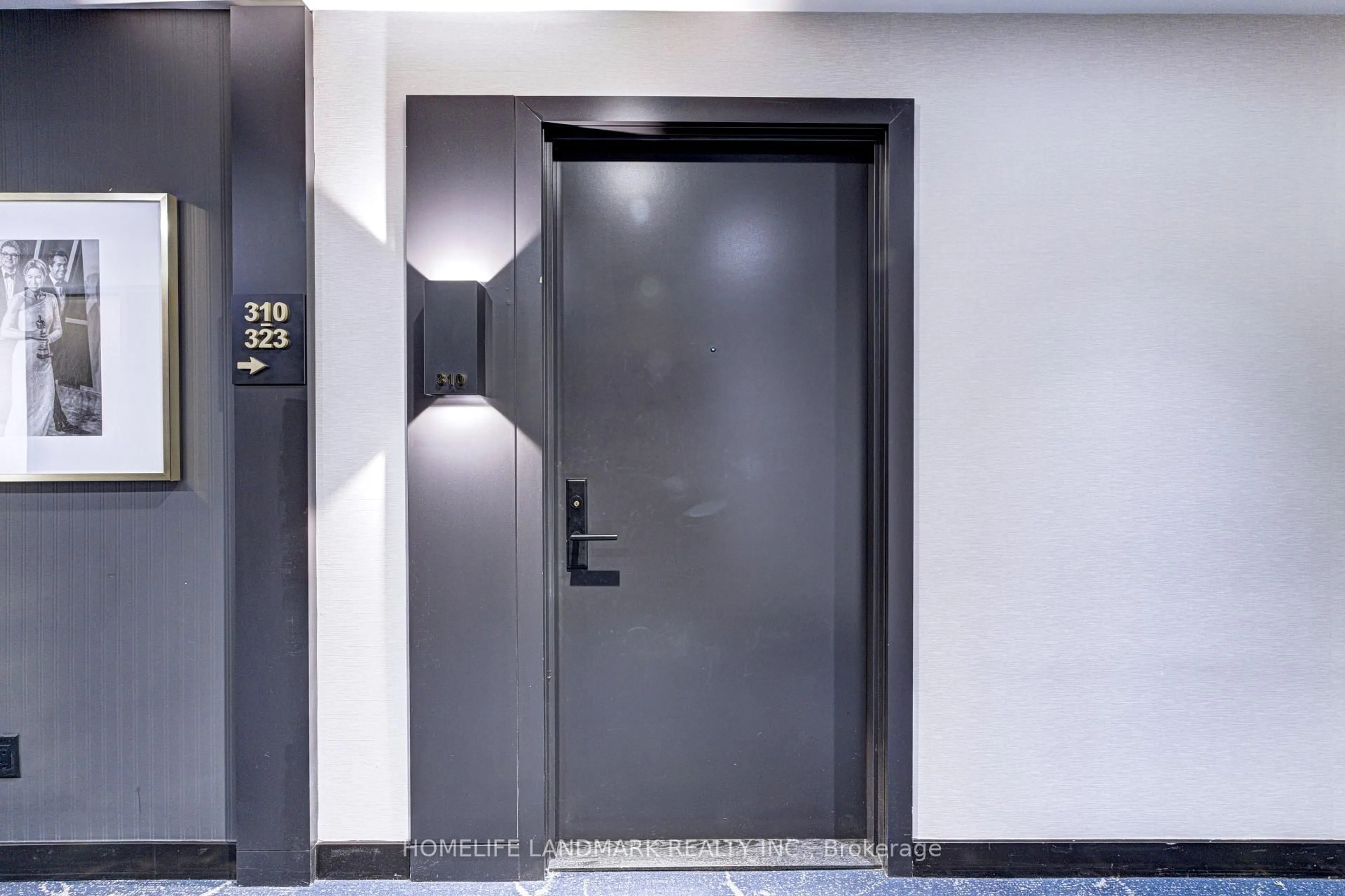 Indoor foyer for 500 Dupont St #310, Toronto Ontario M6G 1Y7