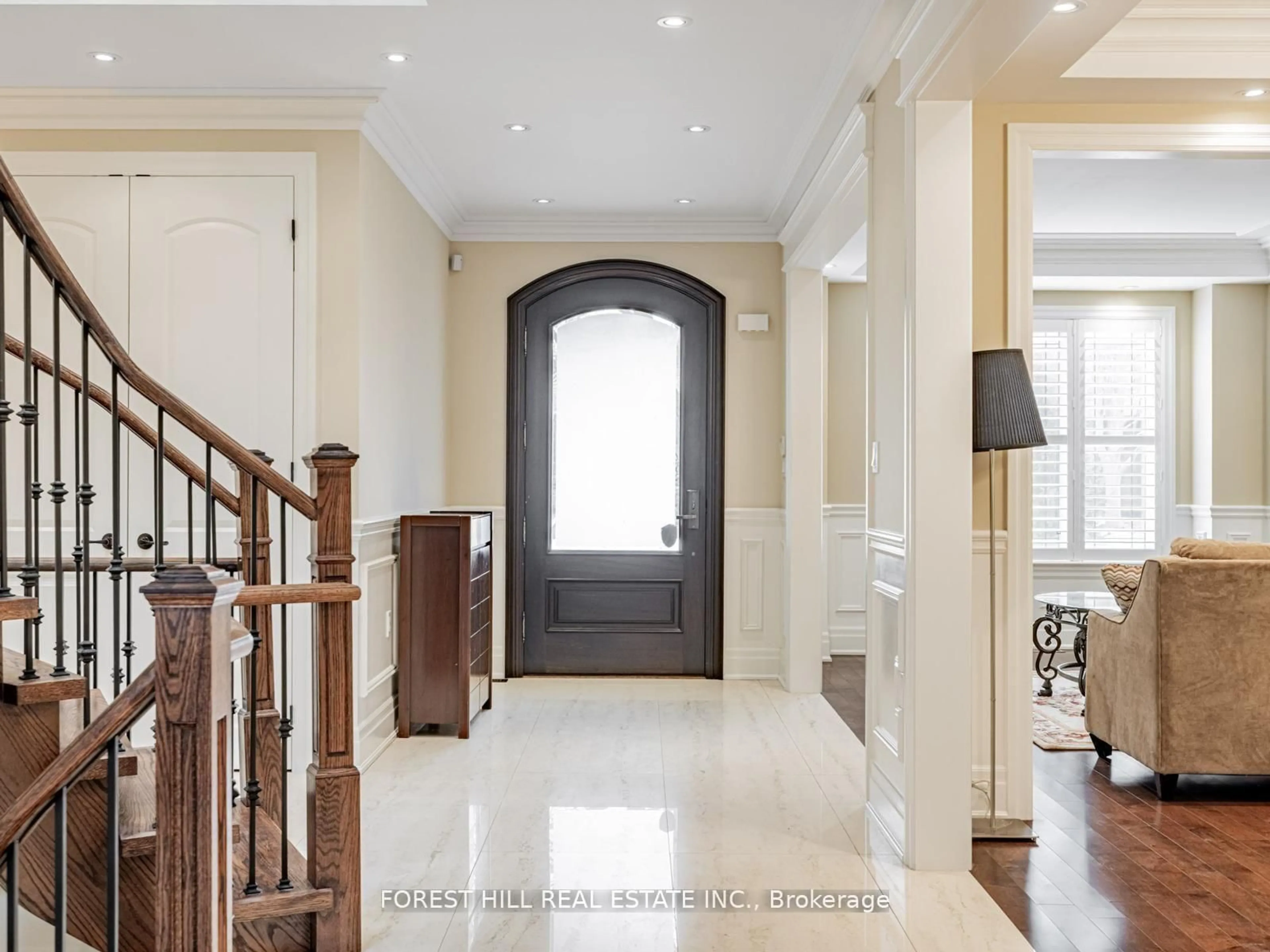 Indoor entryway for 394 Connaught Ave, Toronto Ontario M2R 2M2
