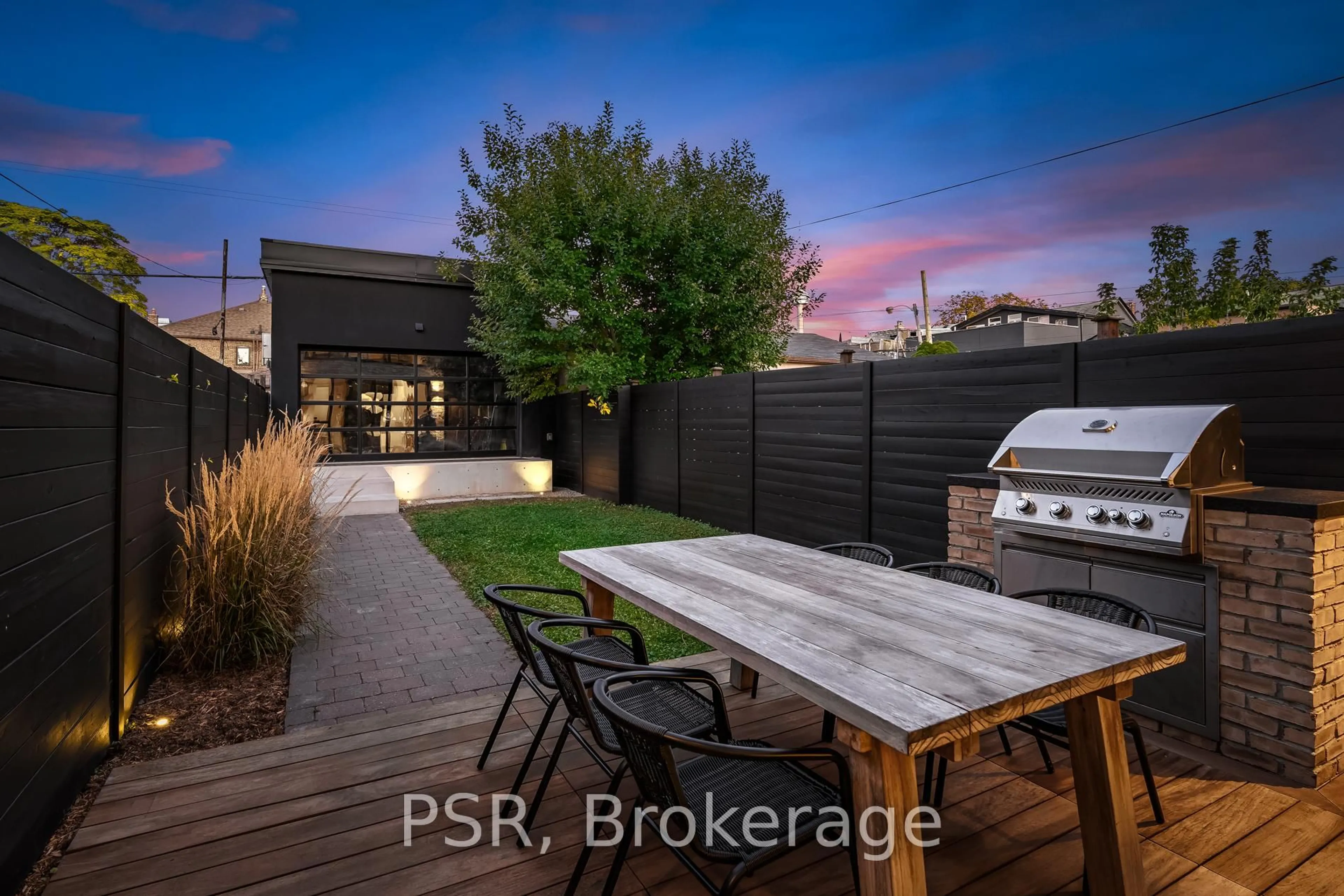 A pic from outside/outdoor area/front of a property/back of a property/a pic from drone, street for 53 Palmerston Ave, Toronto Ontario M6J 2J2