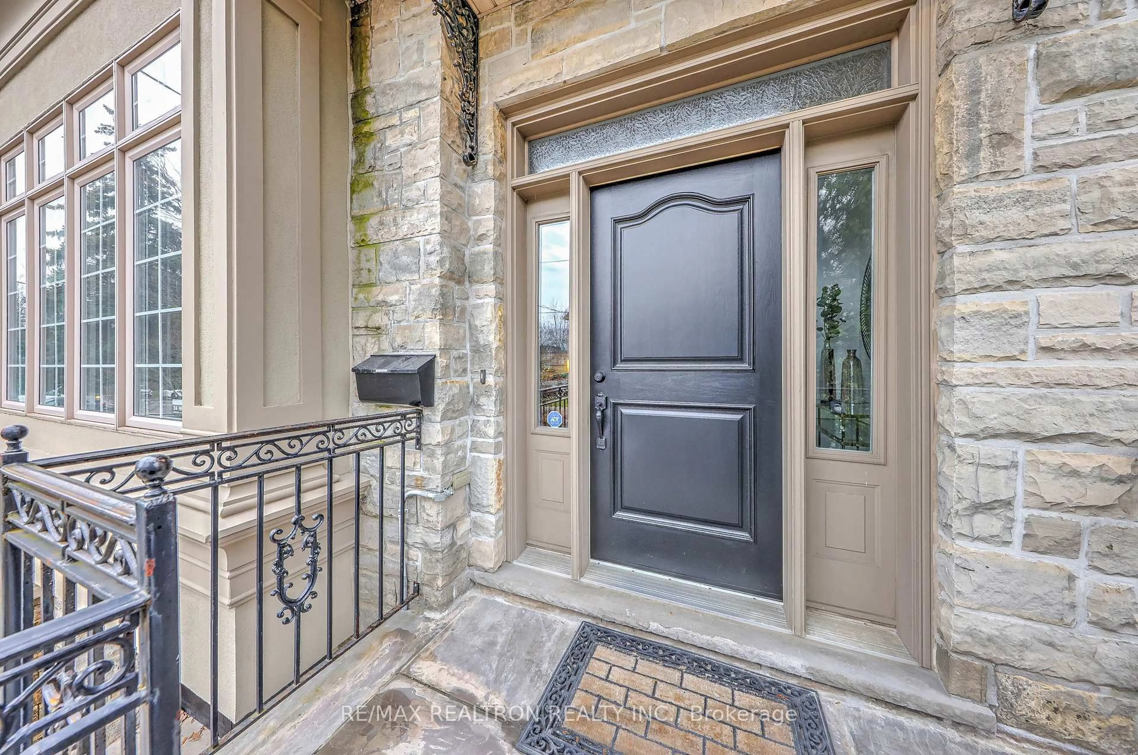 Indoor entryway for 47 Haddington Ave, Toronto Ontario M5M 2N8