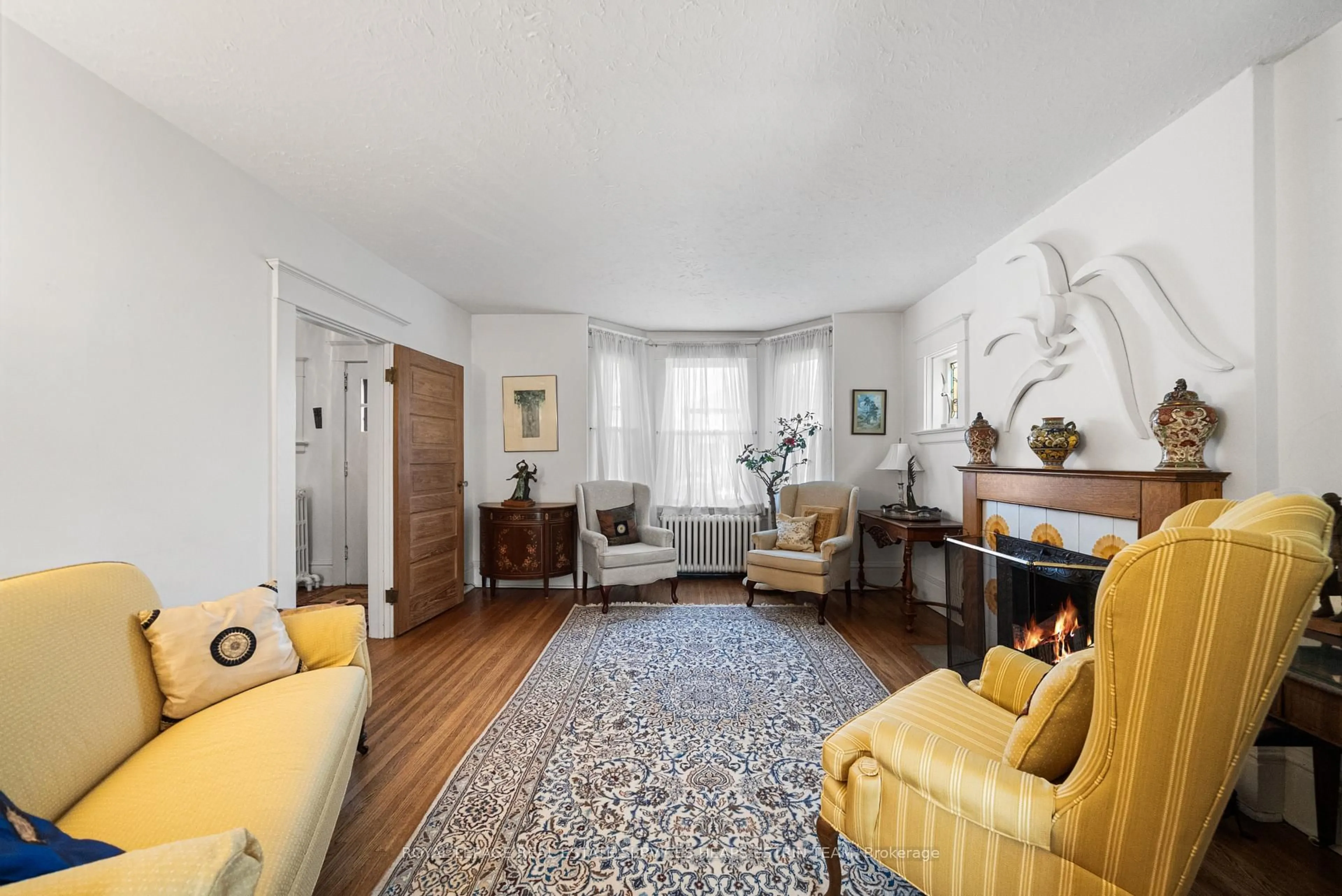 Living room with furniture, unknown for 32 Belcourt Rd, Toronto Ontario M4S 2T9