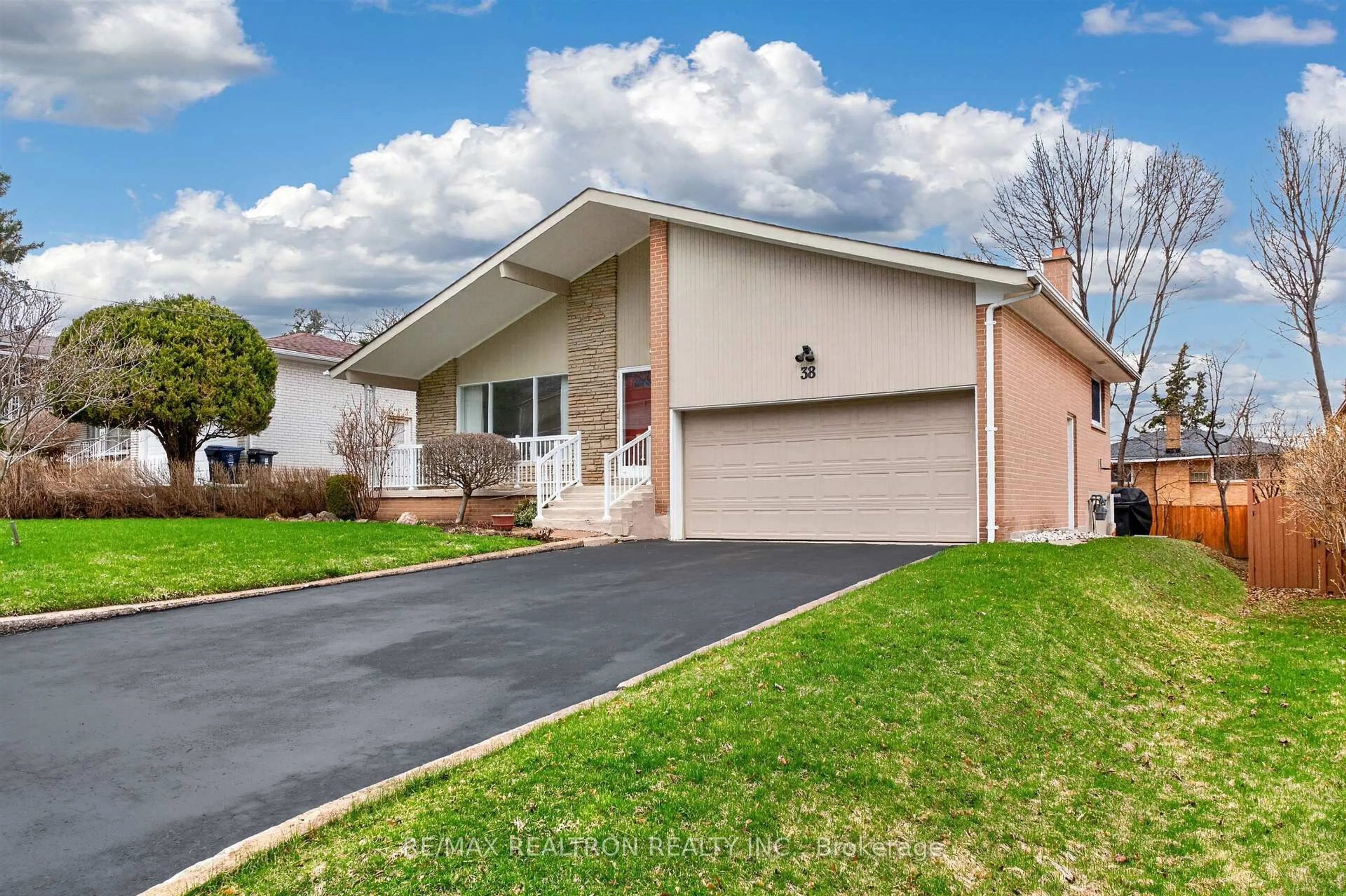 Home with vinyl exterior material, street for 38 Colonnade Rd, Toronto Ontario M2K 2L5