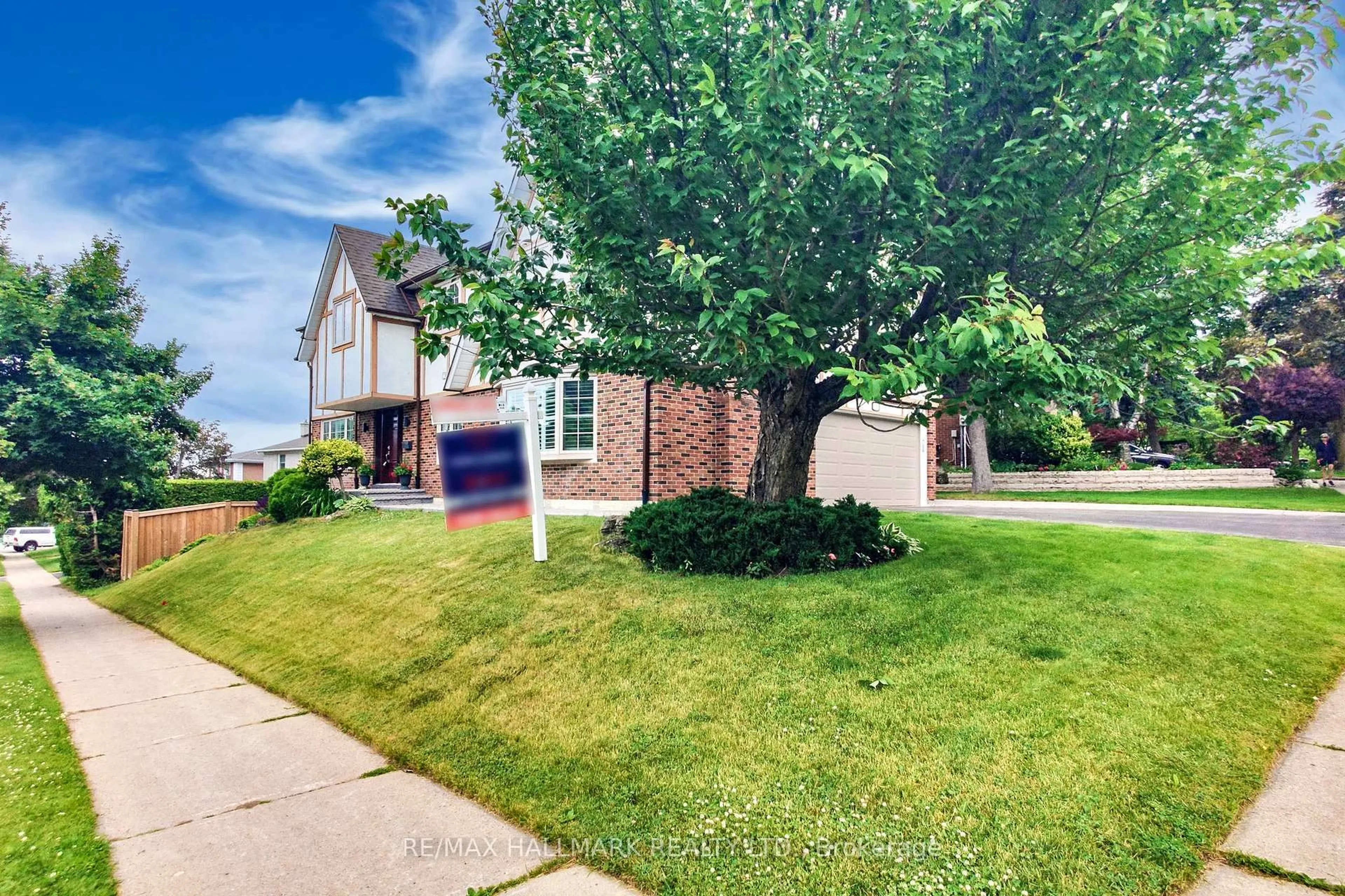 A pic from outside/outdoor area/front of a property/back of a property/a pic from drone, street for 2 Butterfield Dr, Toronto Ontario M3A 2L8