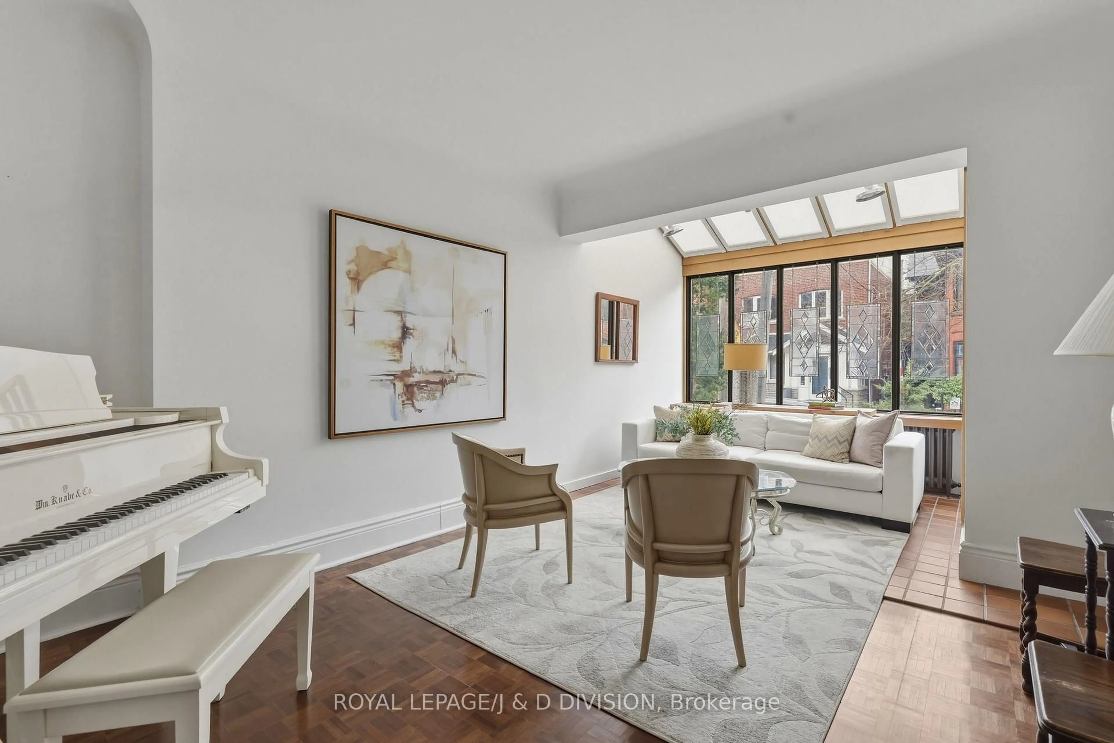 Living room with furniture, unknown for 18 Tranby Ave, Toronto Ontario M5R 1N5