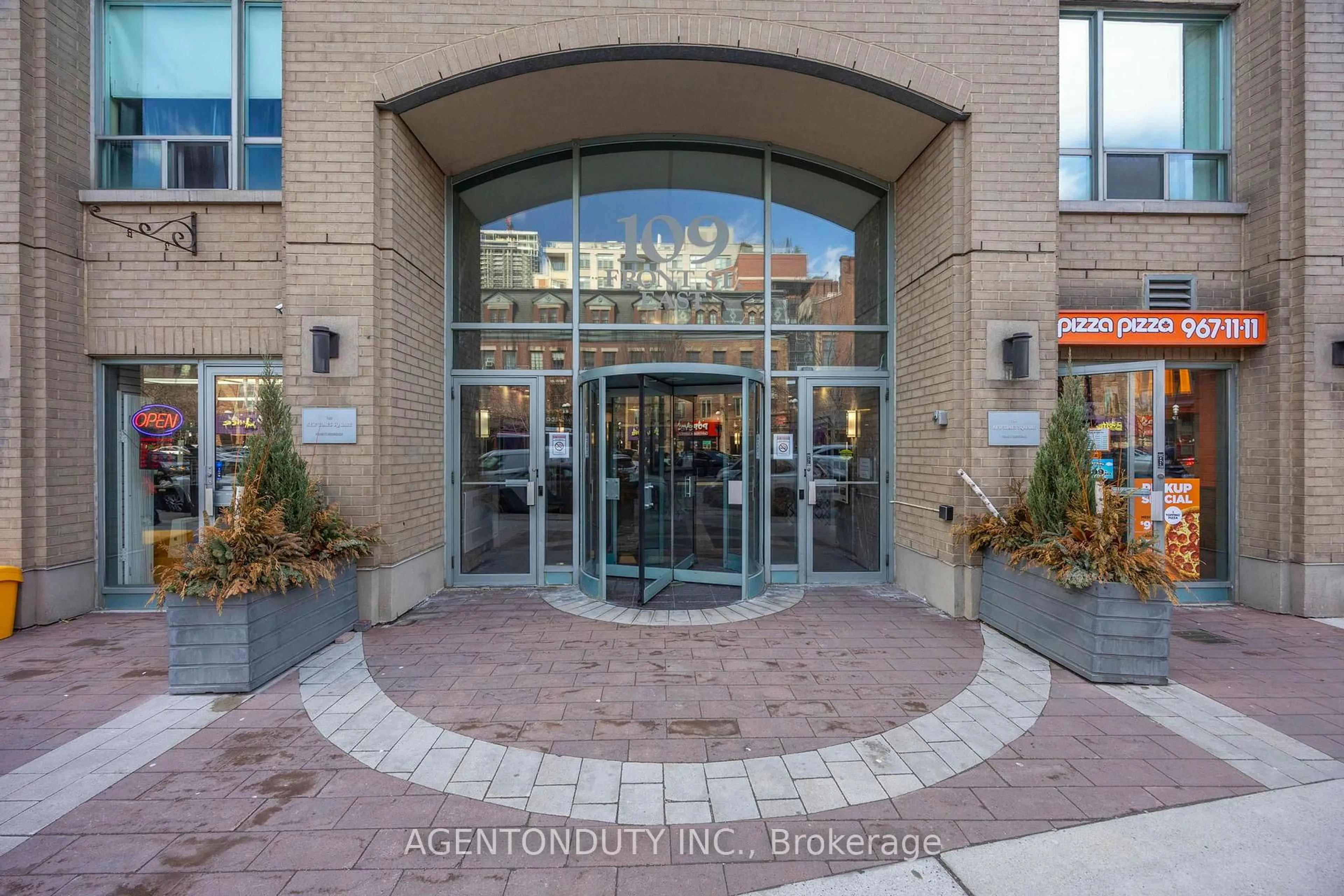 Indoor foyer for 109 Front St #516, Toronto Ontario M5A 4P7