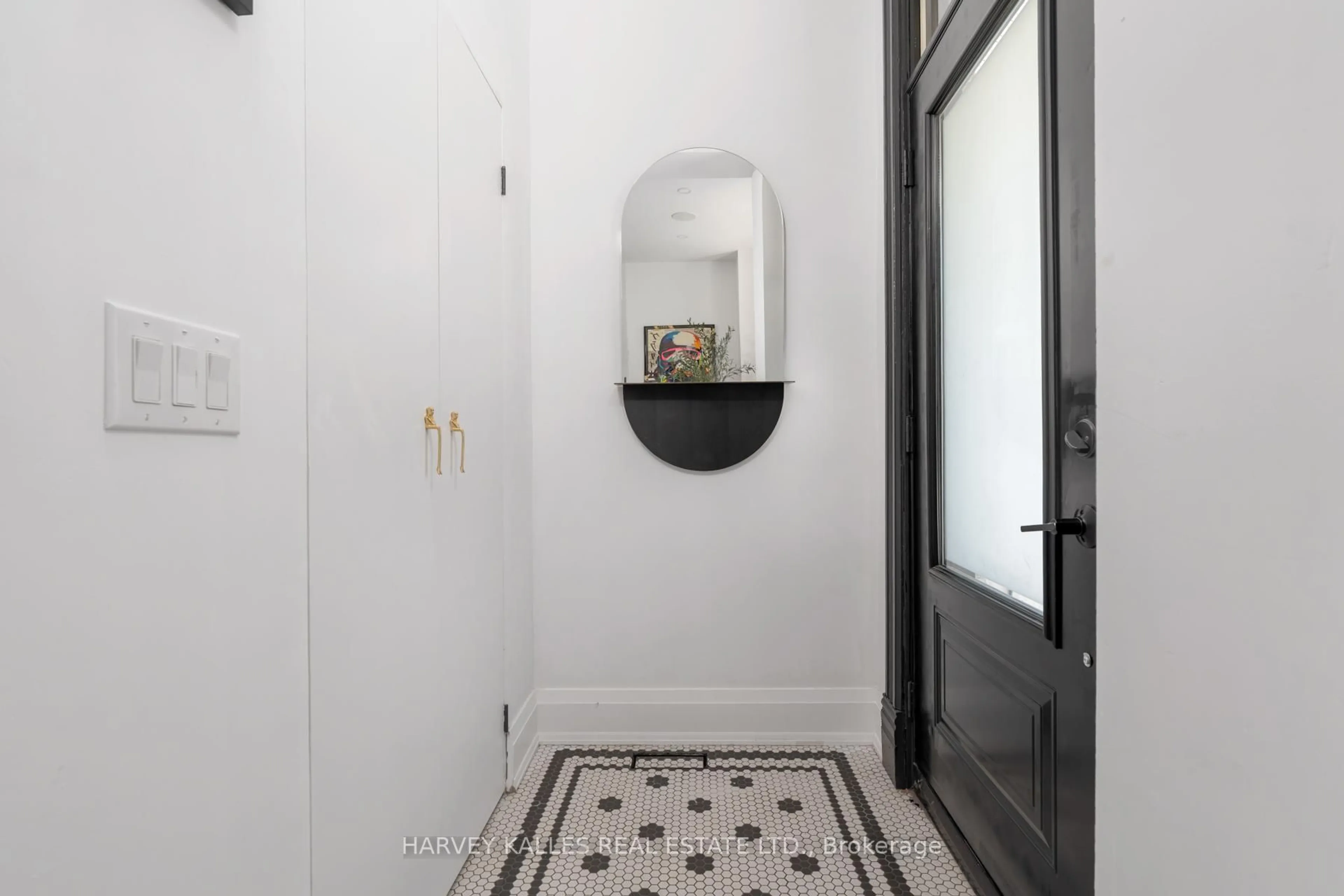 Indoor entryway for 281 Lisgar St, Toronto Ontario M6J 3H1