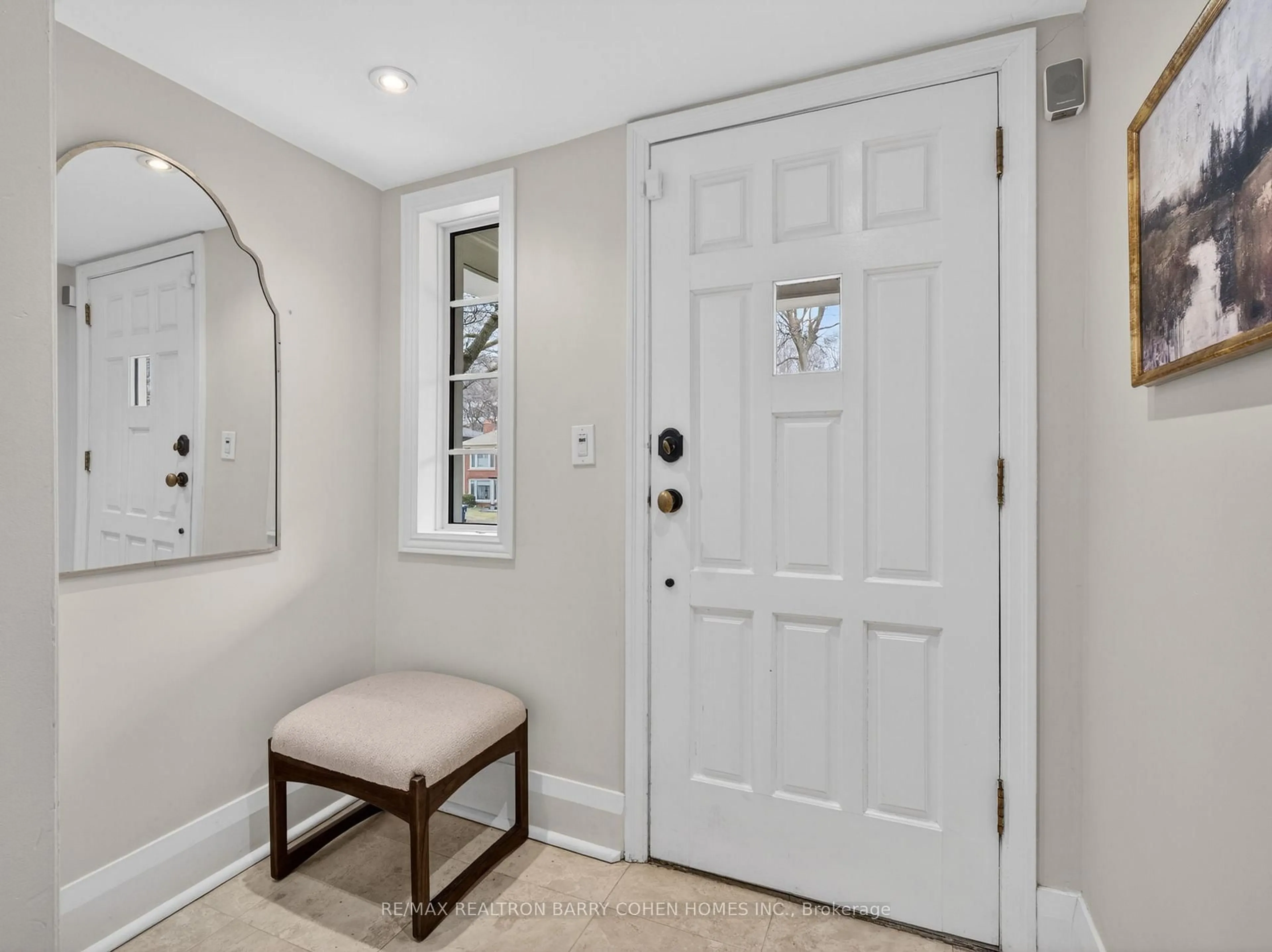 Indoor entryway for 612 Vesta Dr, Toronto Ontario M5N 1H9