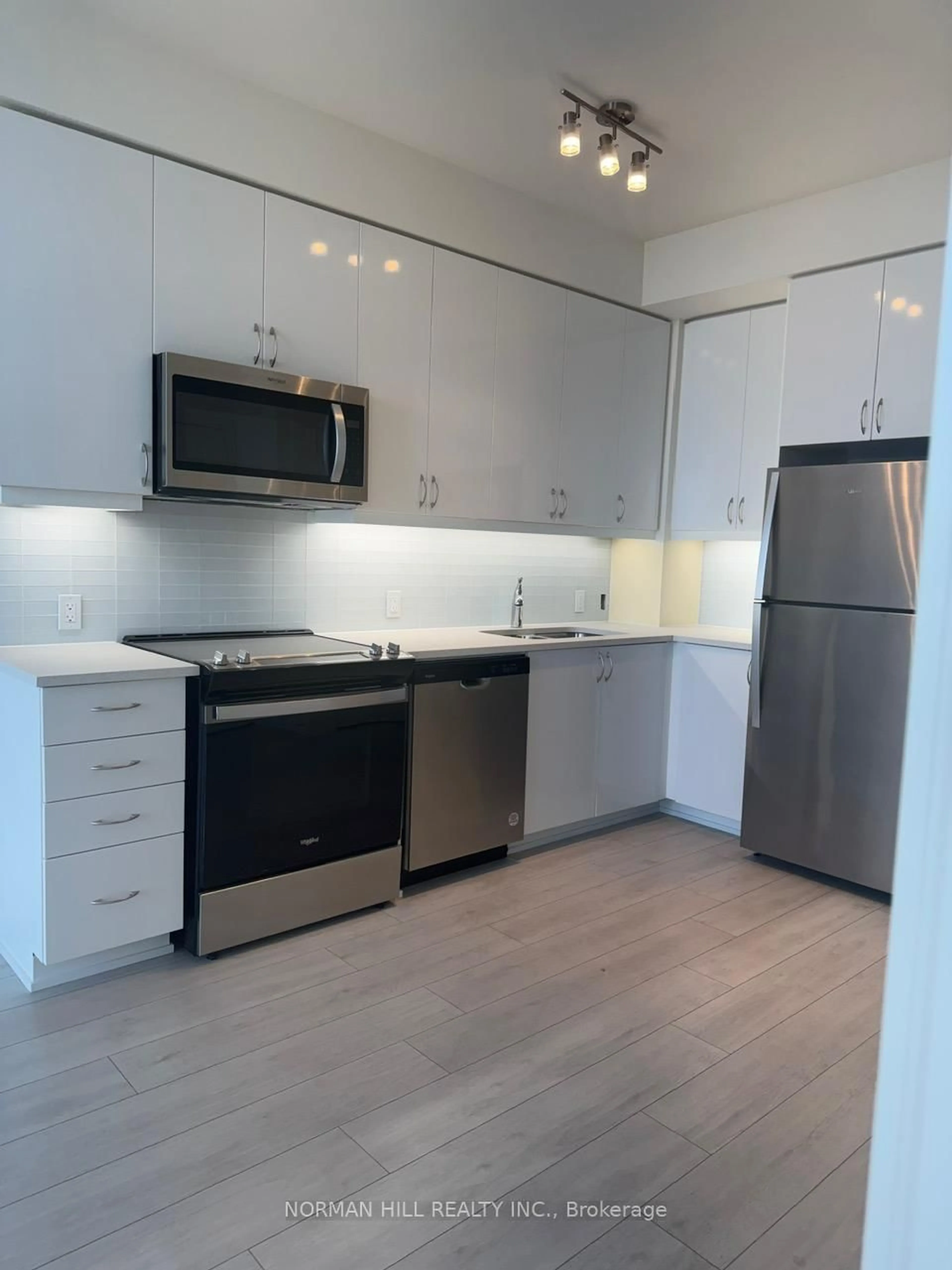 Standard kitchen, unknown for 4955 Yonge St #PH701, Toronto Ontario M2N 0L8