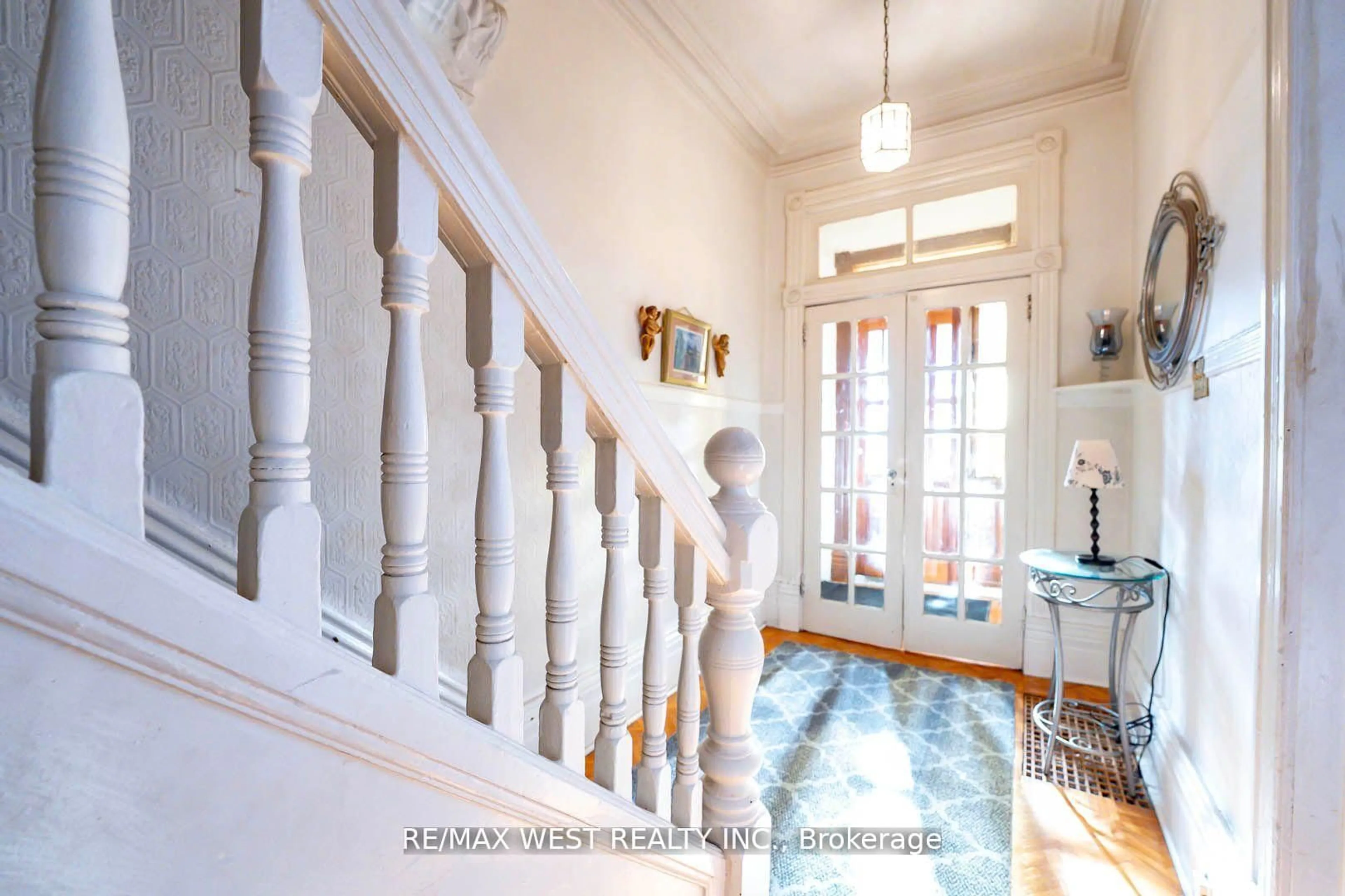 Indoor foyer for 217 Gladstone Ave, Toronto Ontario M6J 3L5