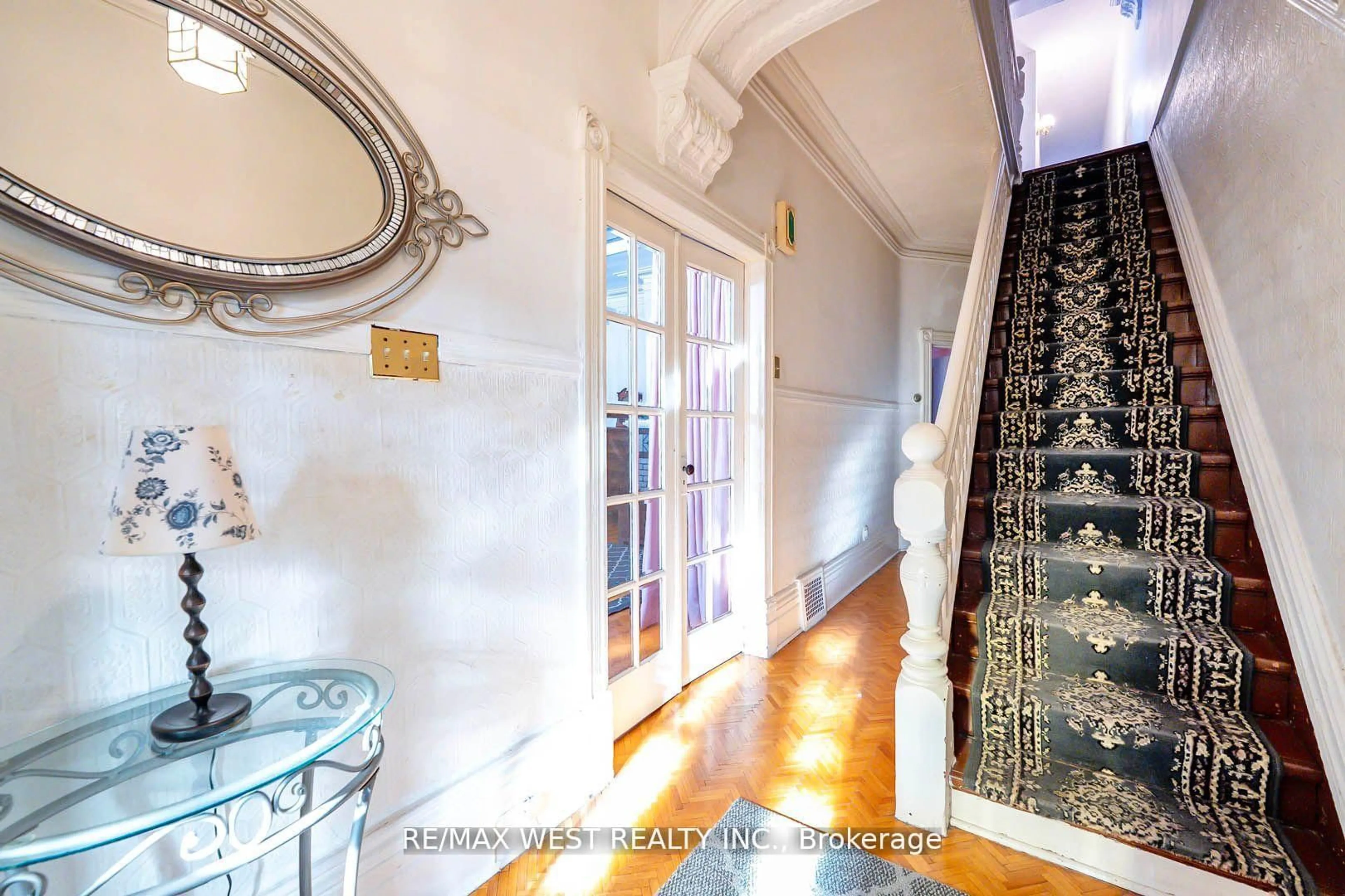 Indoor foyer for 217 Gladstone Ave, Toronto Ontario M6J 3L5