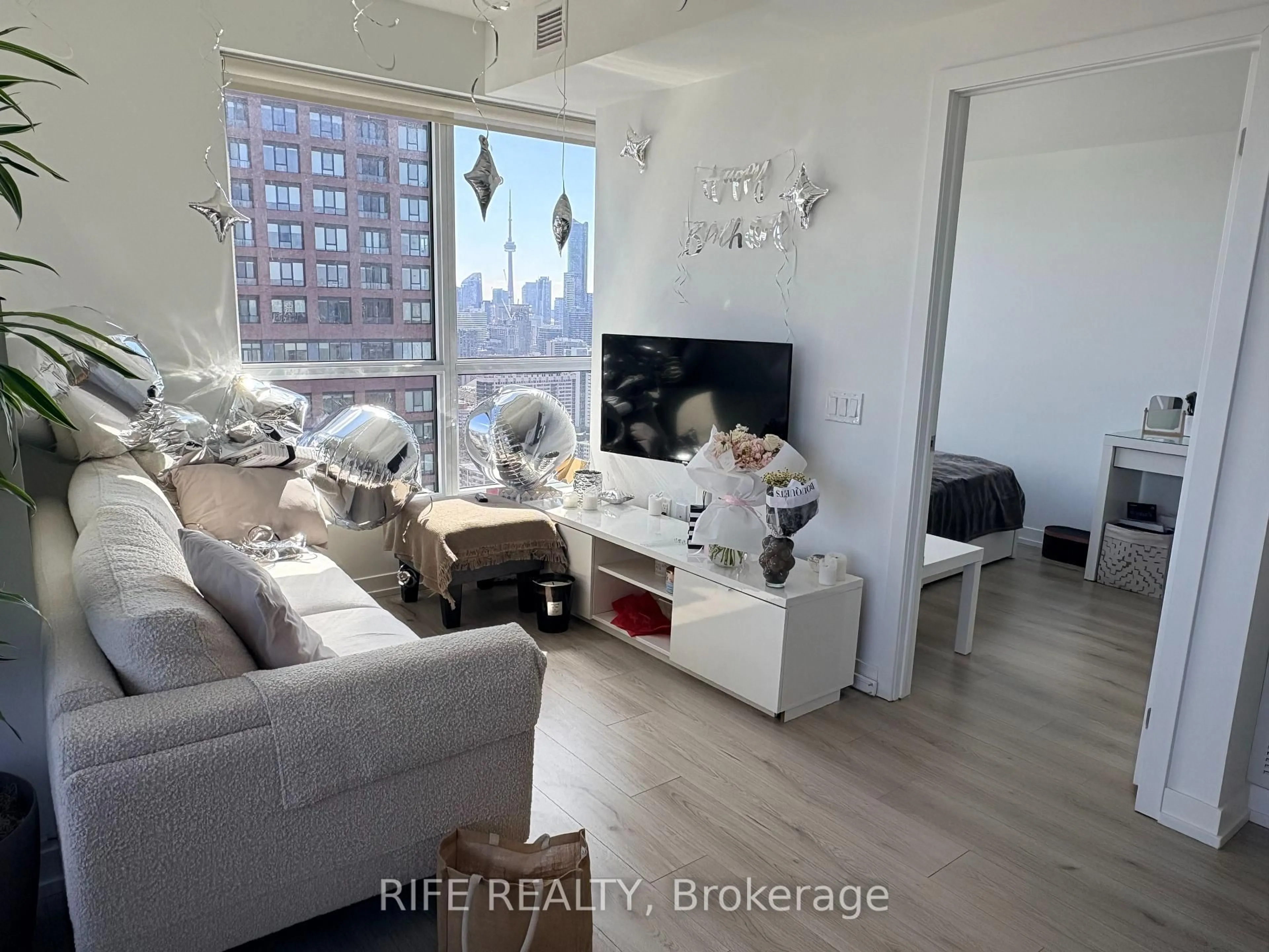 Living room with furniture, wood/laminate floor for 395 Bloor St #4010, Toronto Ontario M4W 1H7