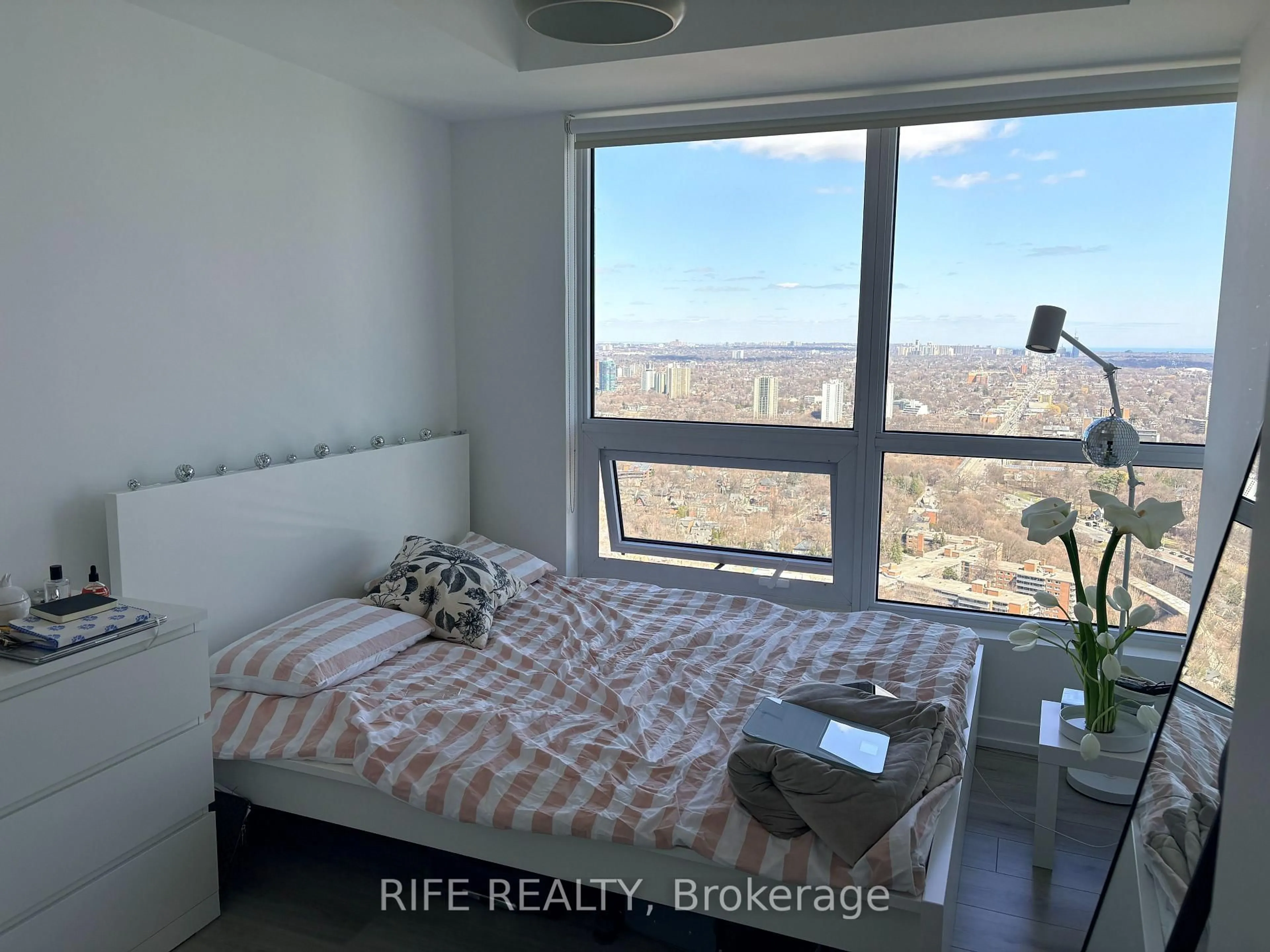 A pic of a room for 395 Bloor St #4010, Toronto Ontario M4W 1H7