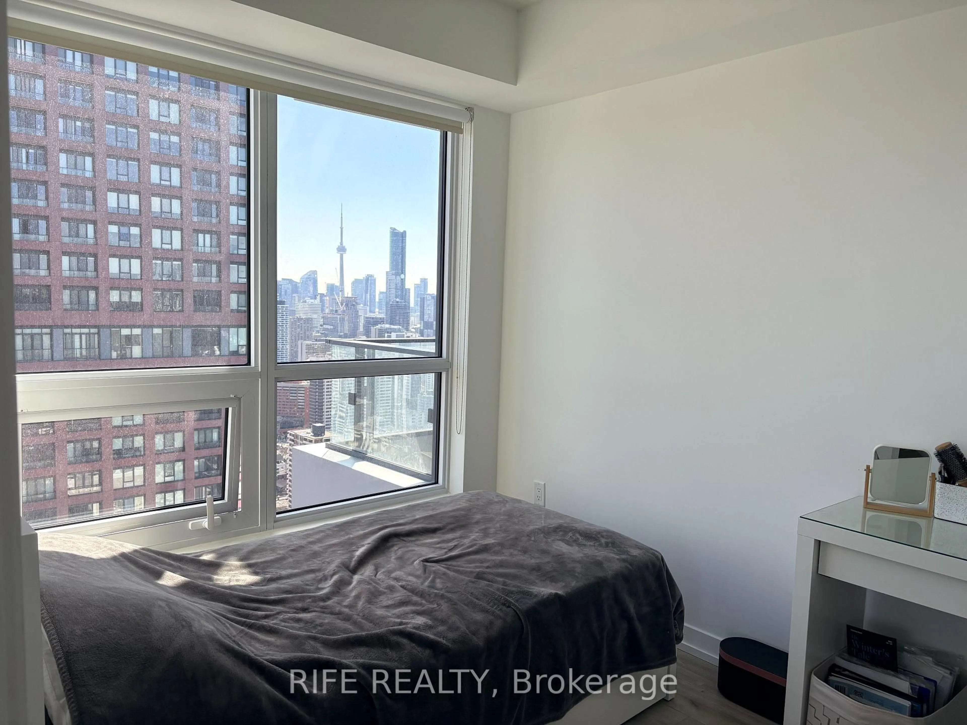 A pic of a room for 395 Bloor St #4010, Toronto Ontario M4W 1H7