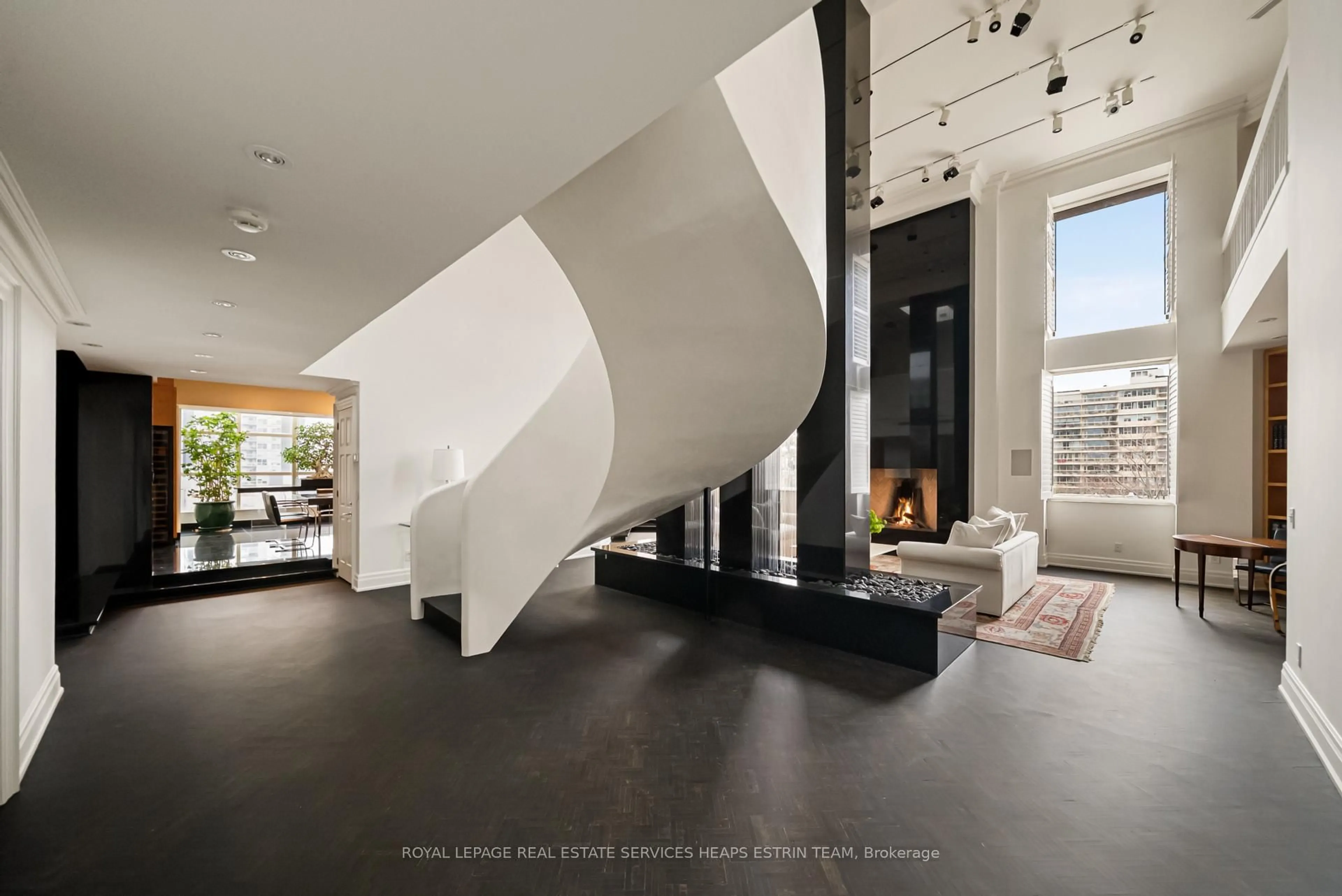 Indoor foyer for 2 Lynwood Ave #PH1, Toronto Ontario M4V 1K2