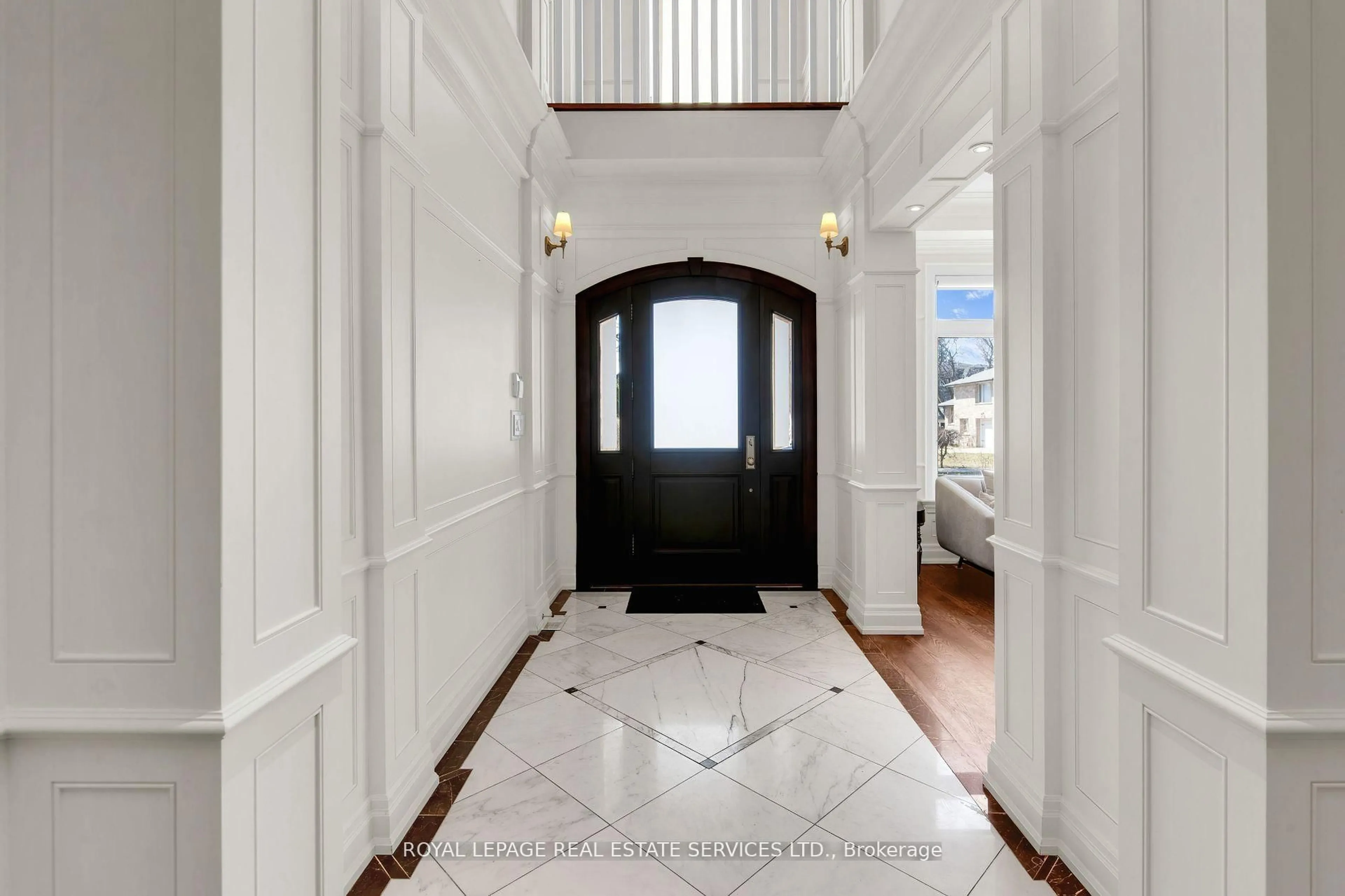 Indoor entryway for 538 Melrose Ave, Toronto Ontario M5M 2A3