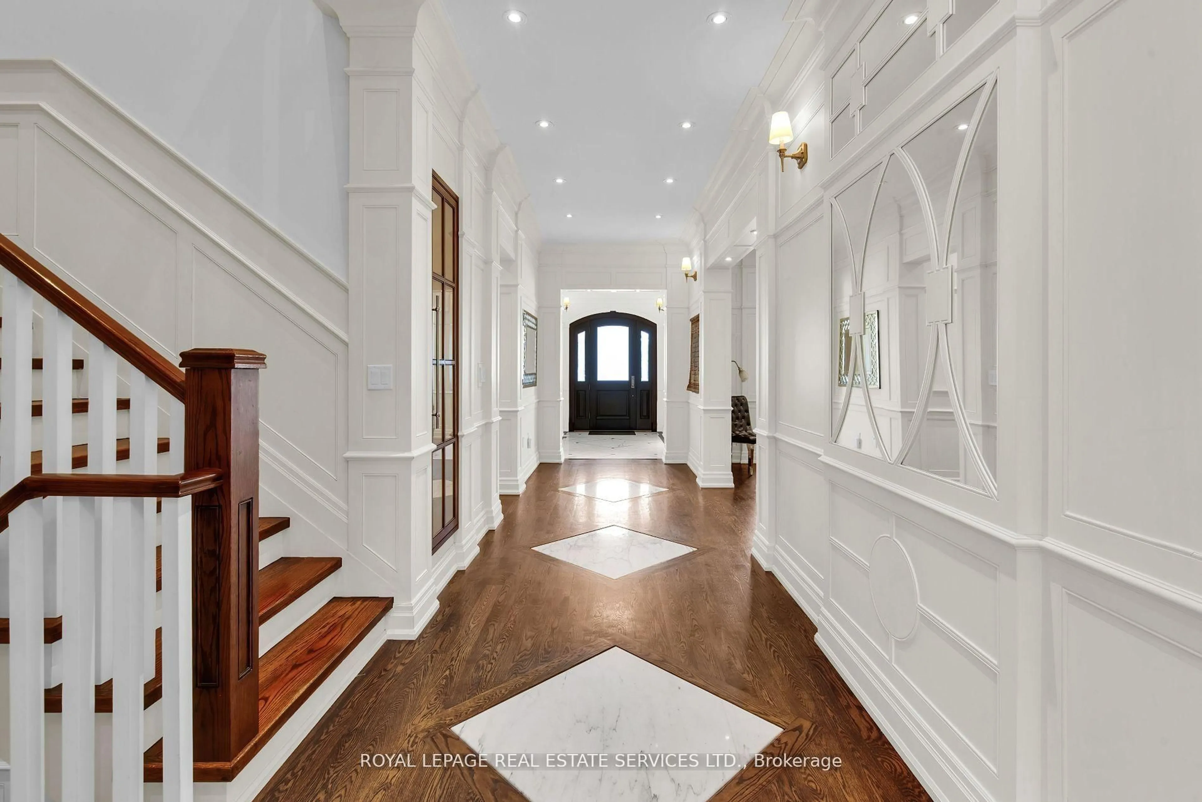 Indoor foyer for 538 Melrose Ave, Toronto Ontario M5M 2A3