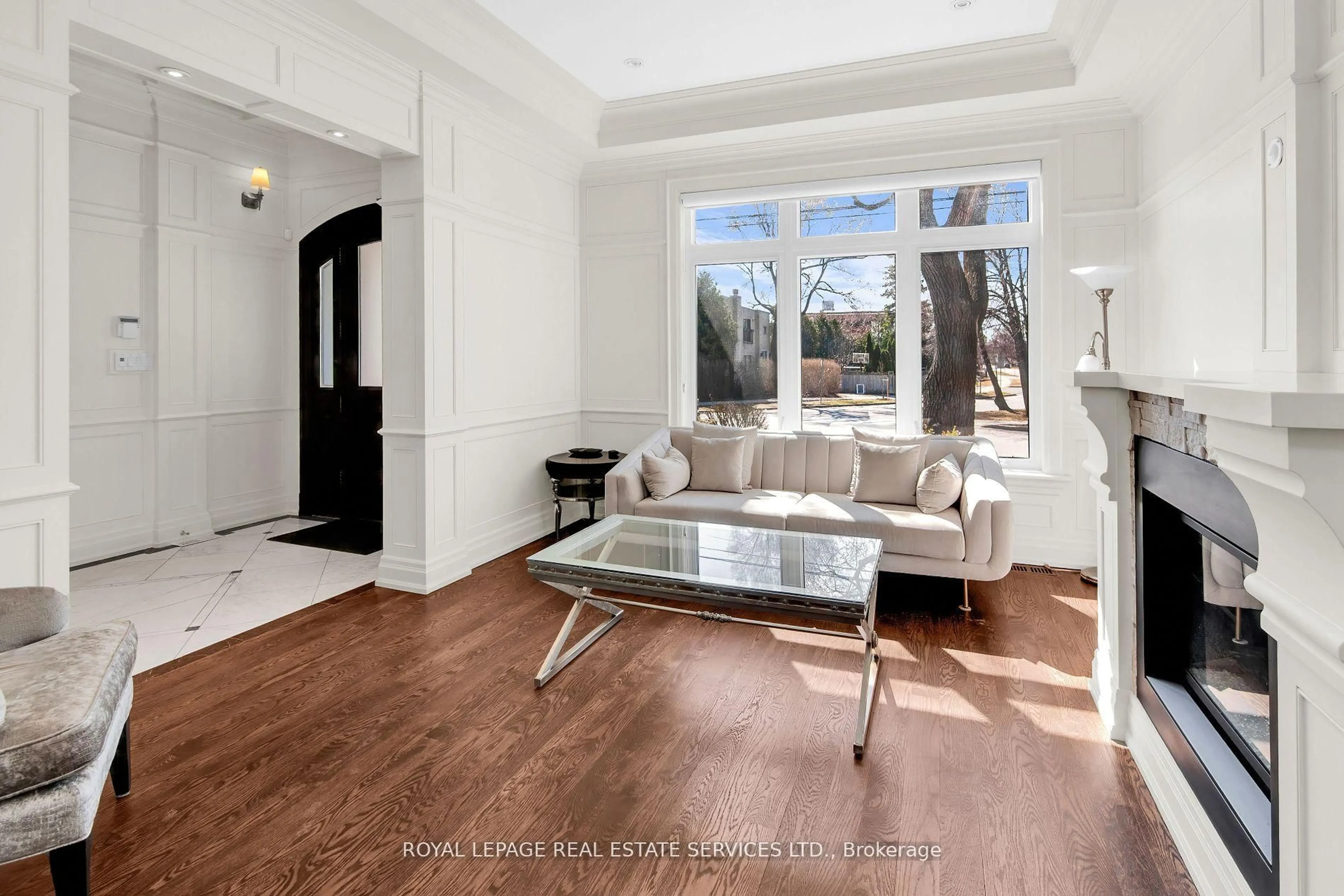 Living room with furniture, unknown for 538 Melrose Ave, Toronto Ontario M5M 2A3