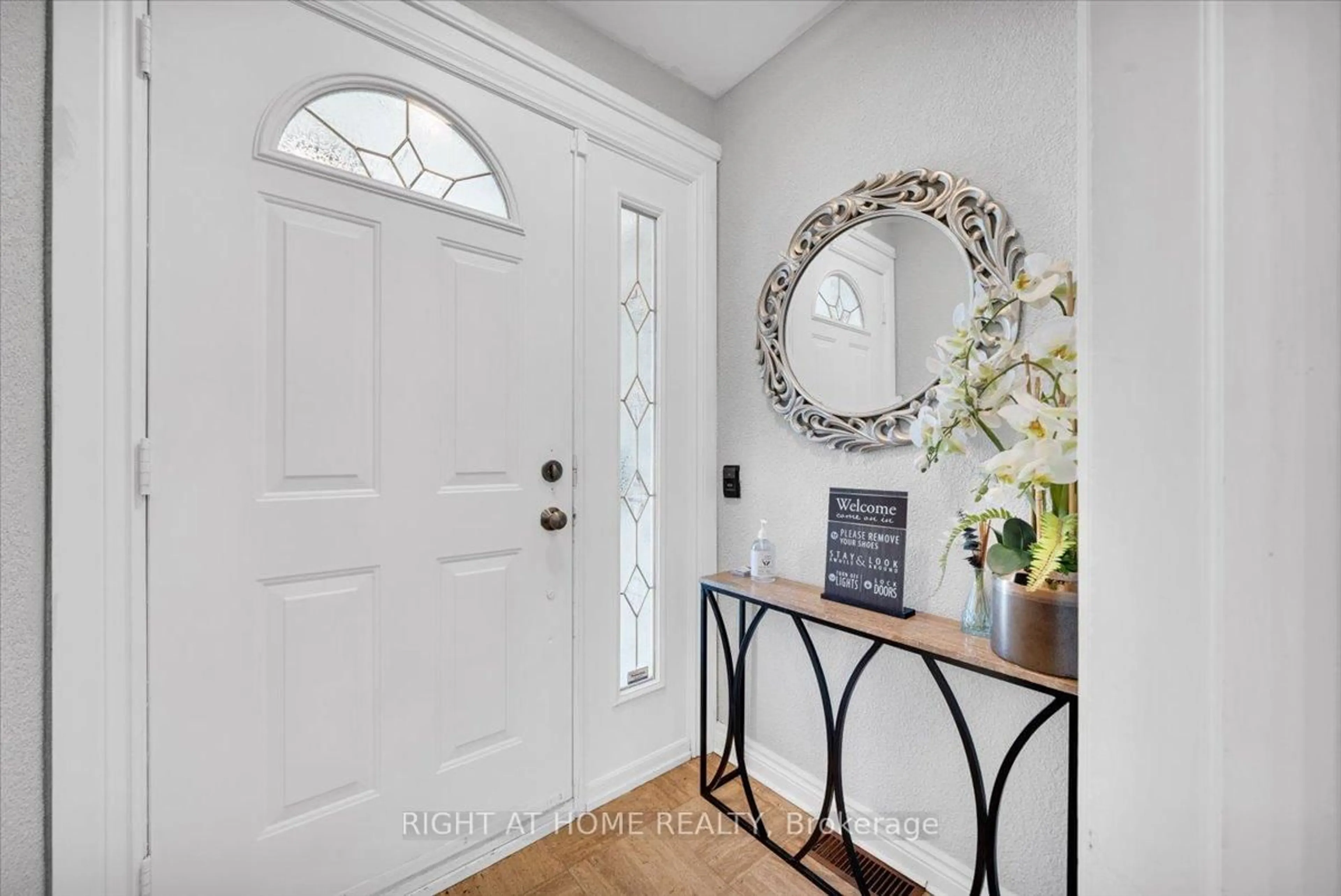 Indoor entryway for 23 Christine Cres, Toronto Ontario M2R 1A4