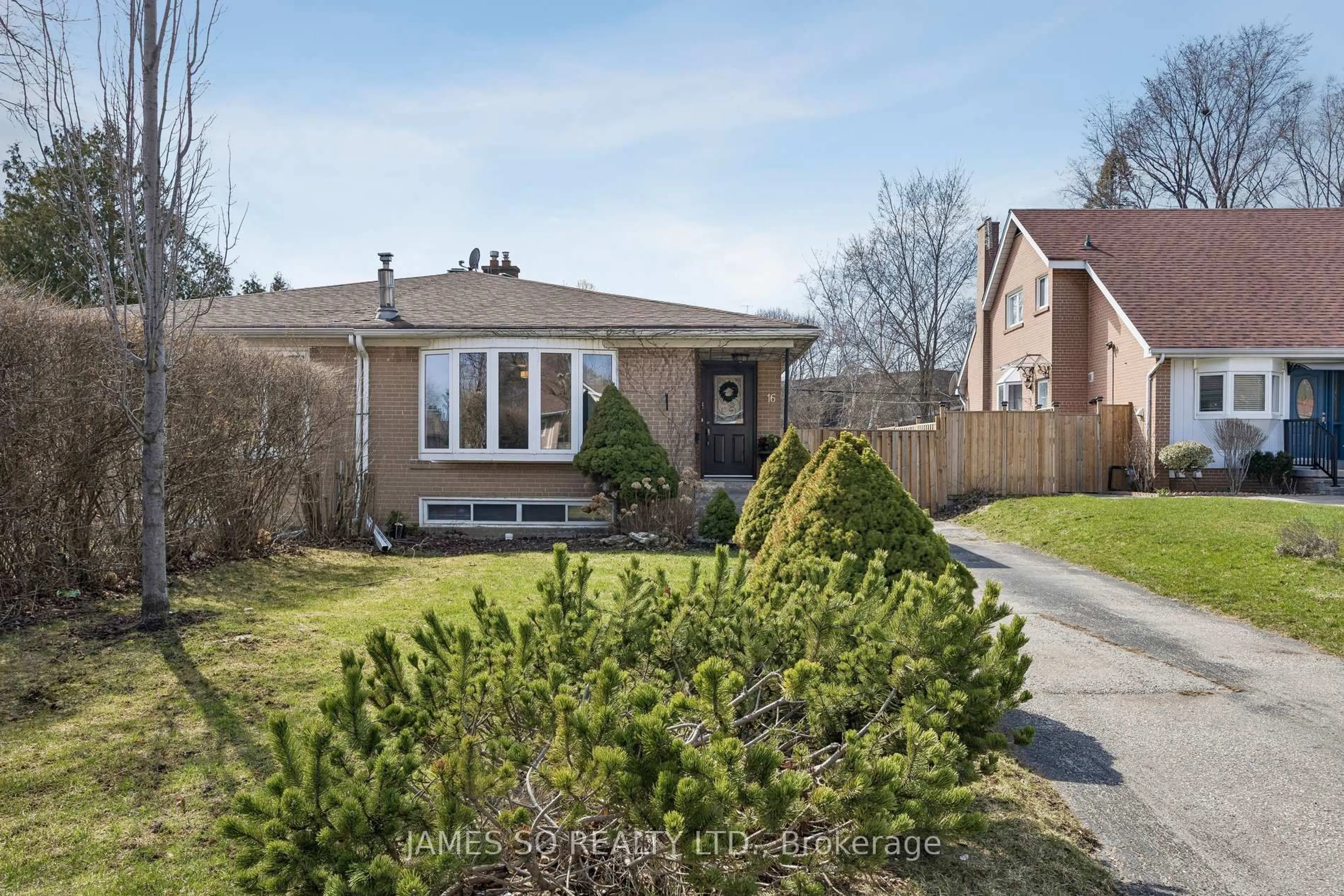 A pic from outside/outdoor area/front of a property/back of a property/a pic from drone, street for 16 Ravenrock Crt, Toronto Ontario M3A 2Y9