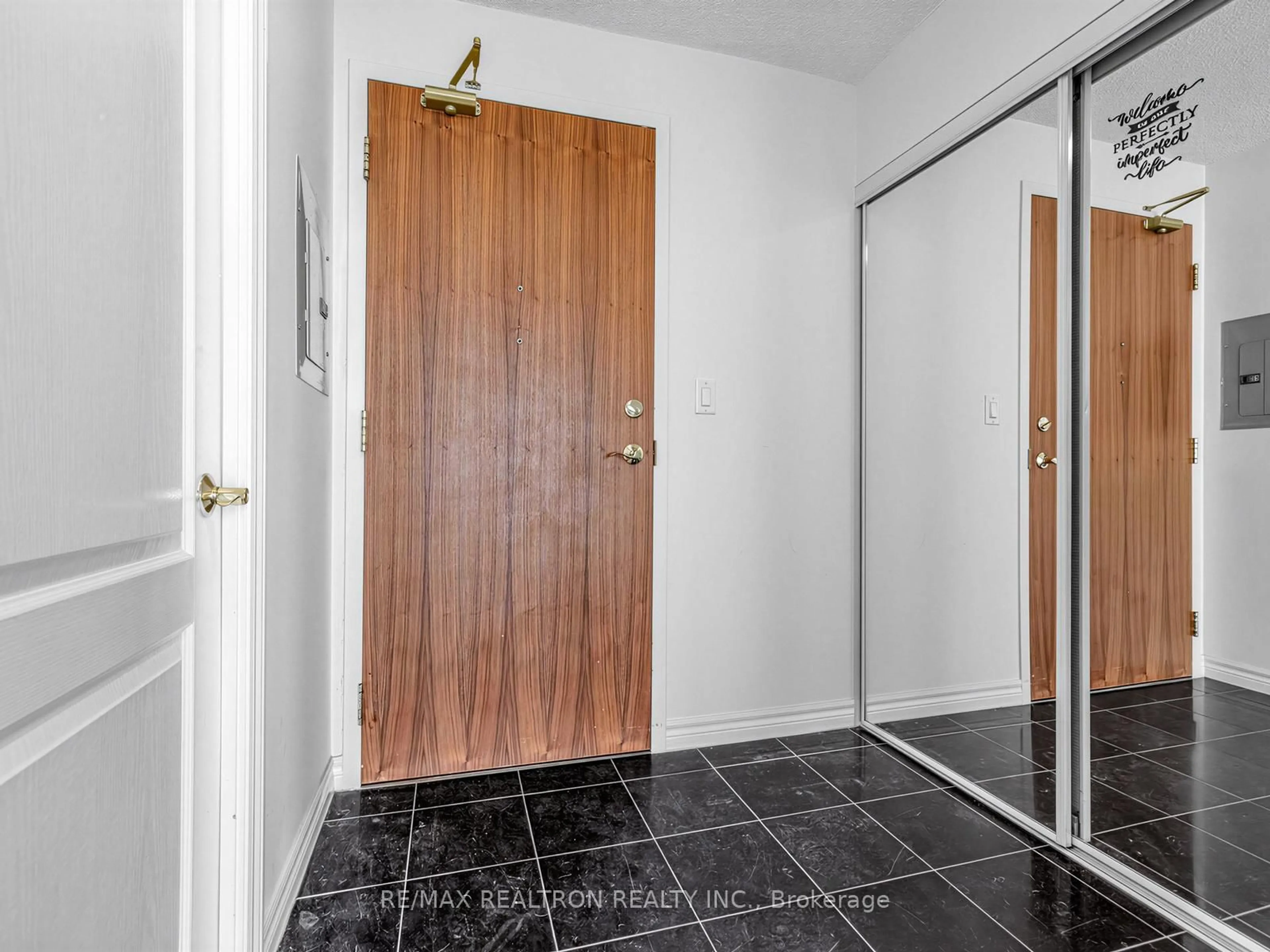 Indoor entryway for 3830 Bathurst St #512, Toronto Ontario M3H 6C5