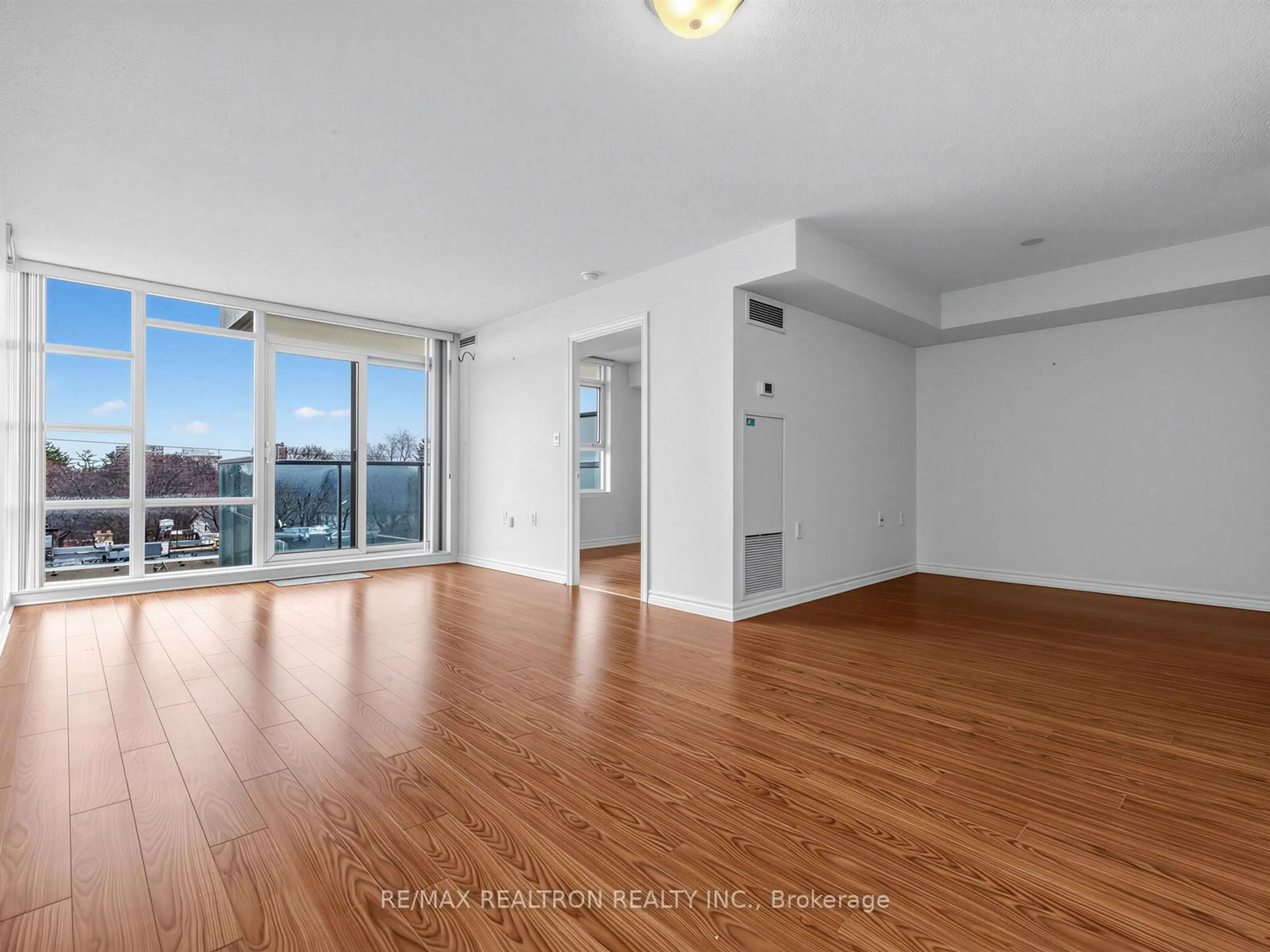 A pic of a room for 3830 Bathurst St #512, Toronto Ontario M3H 6C5