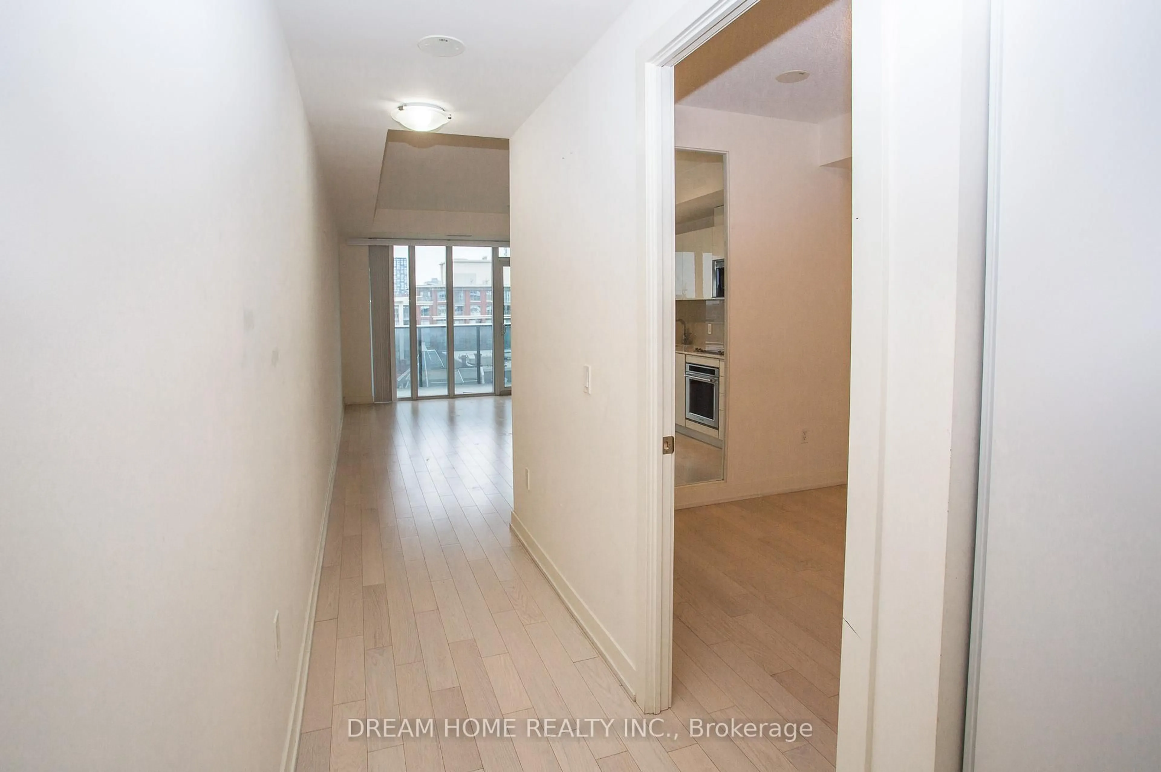 Indoor foyer for 330 Richmond St #816, Toronto Ontario M5V 1X2