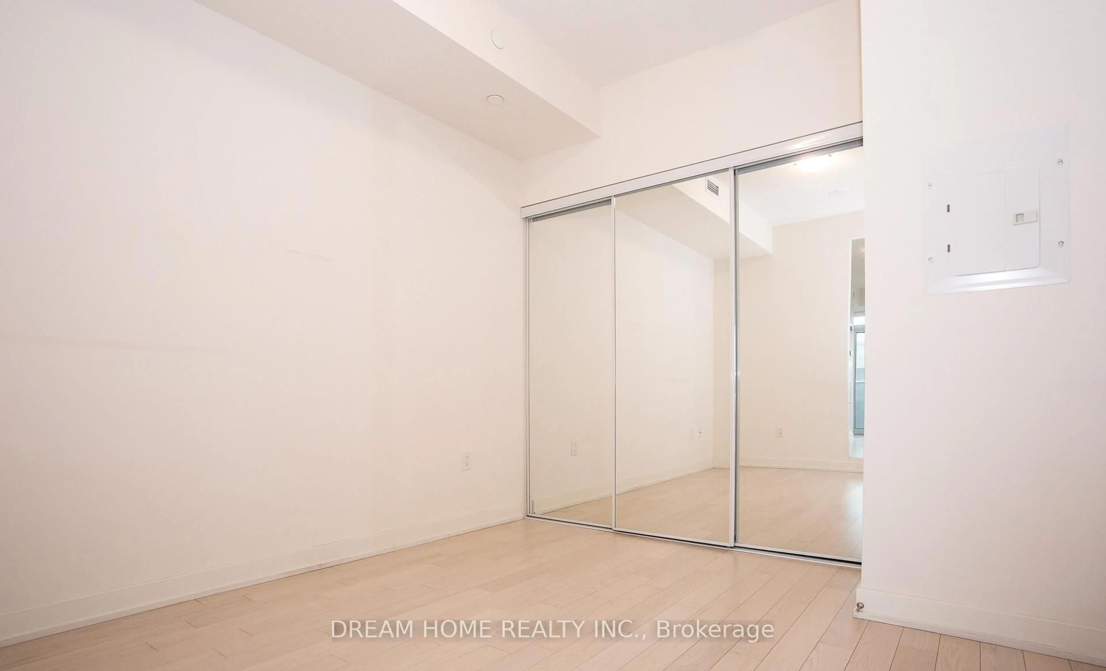 A pic of a room for 330 Richmond St #816, Toronto Ontario M5V 1X2