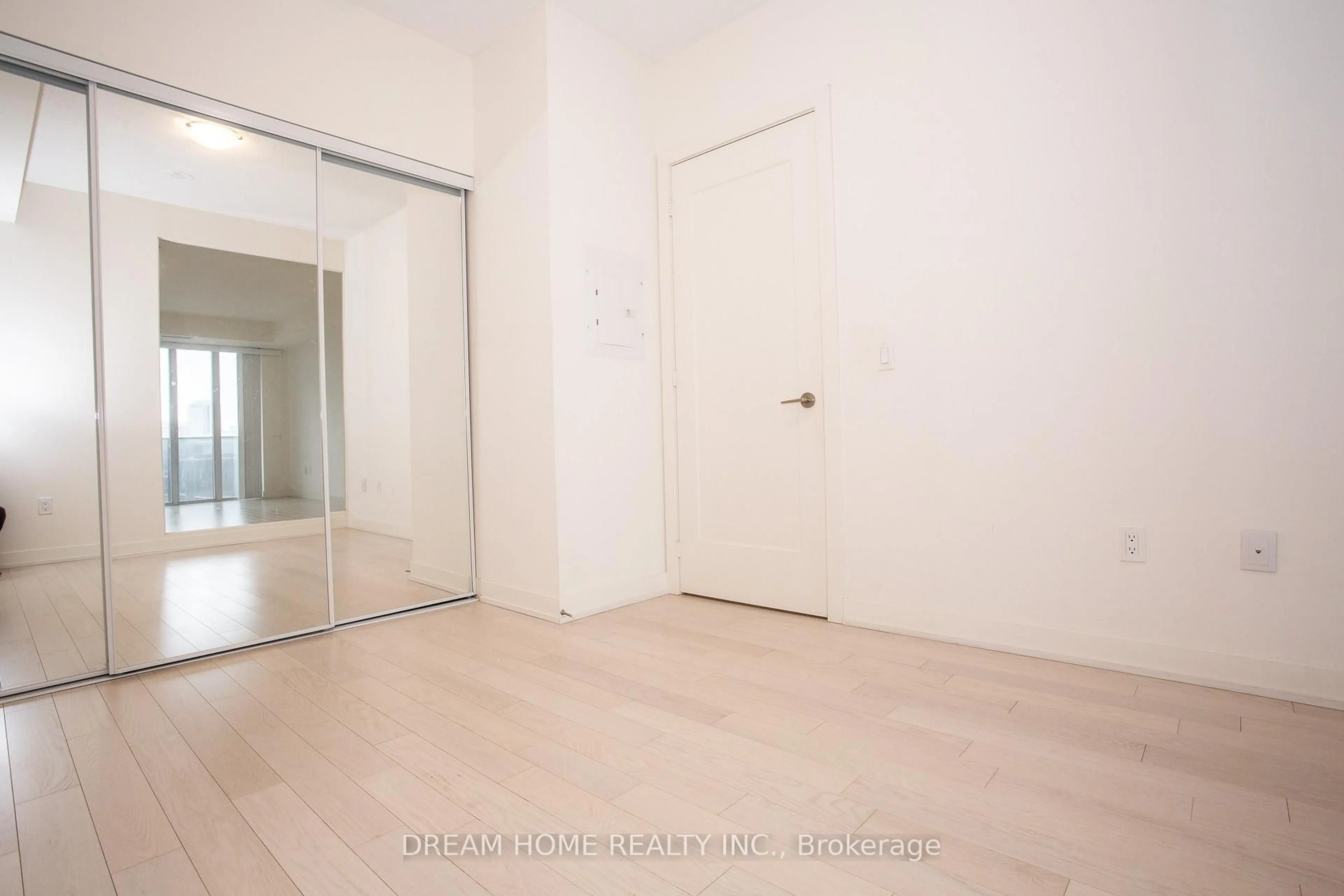 A pic of a room for 330 Richmond St #816, Toronto Ontario M5V 1X2