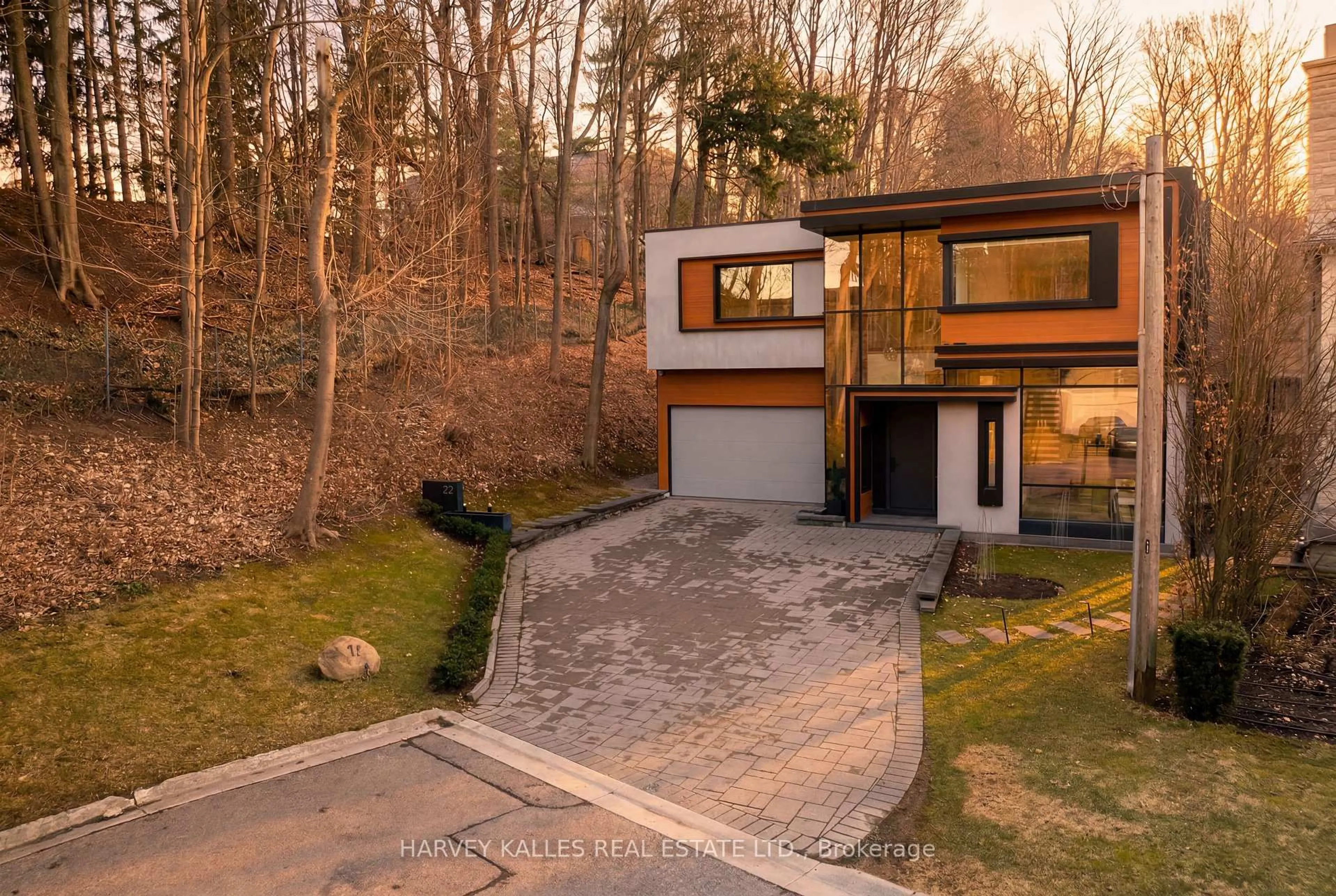 A pic from outside/outdoor area/front of a property/back of a property/a pic from drone, street for 12 Winton Rd, Toronto Ontario M4N 3E3