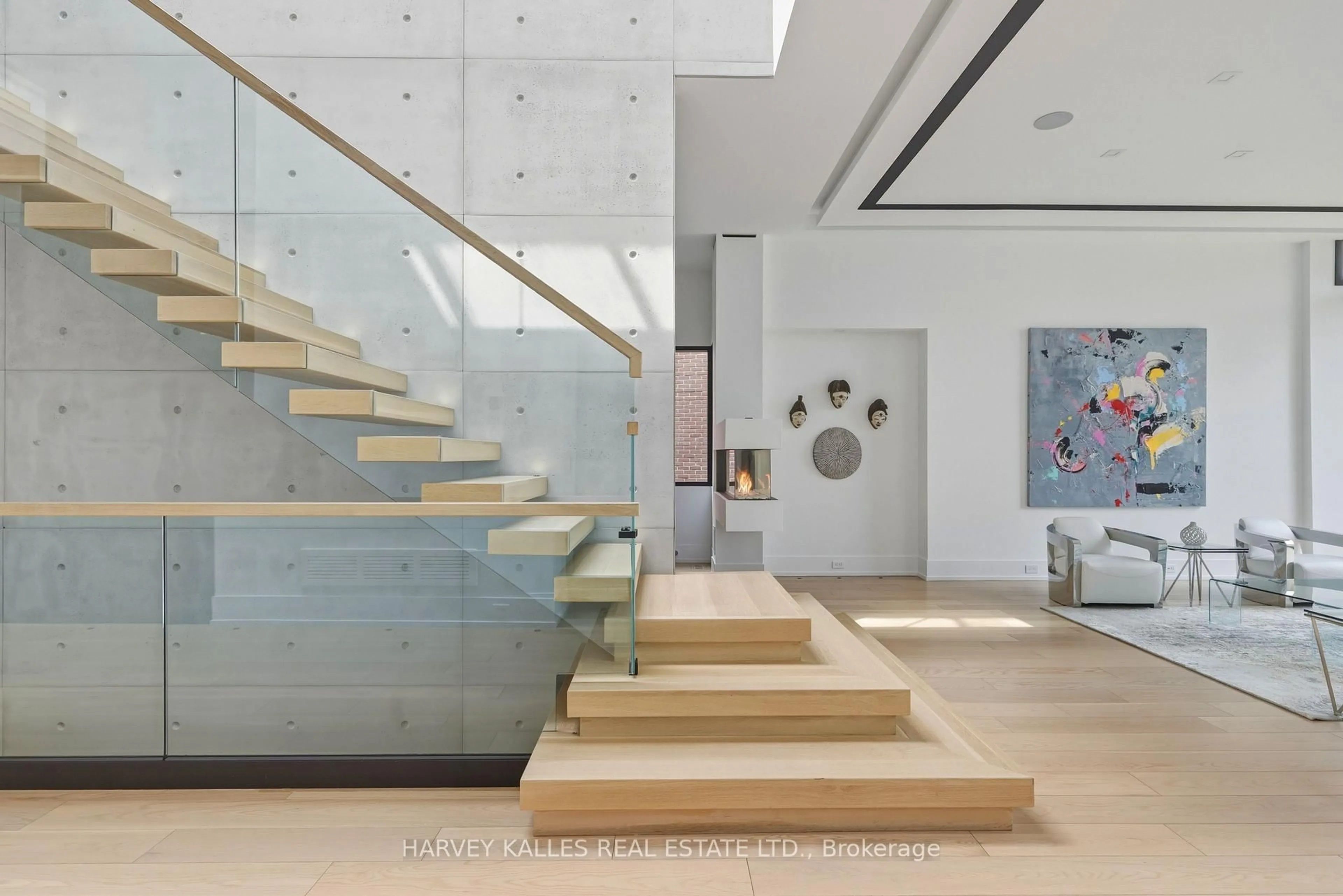 Indoor foyer for 12 Winton Rd, Toronto Ontario M4N 3E3