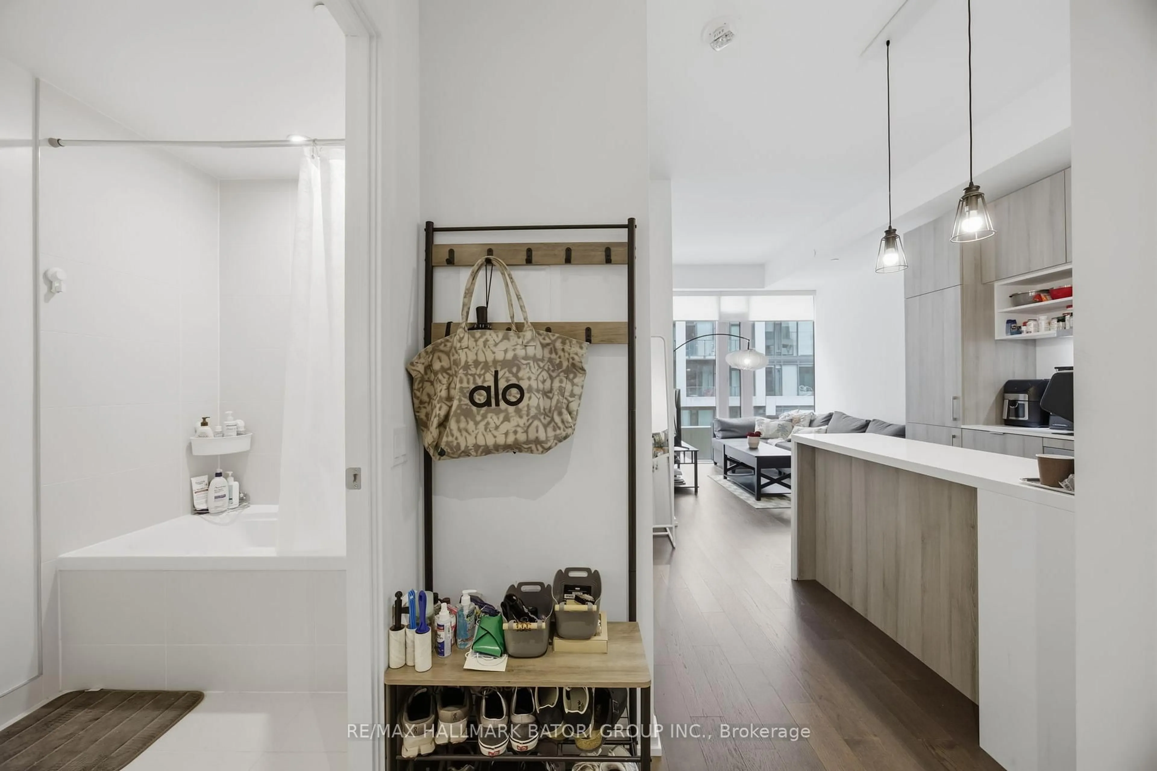 Laundry room for 8 Hillsdale Ave #1037, Toronto Ontario M4S 0B2