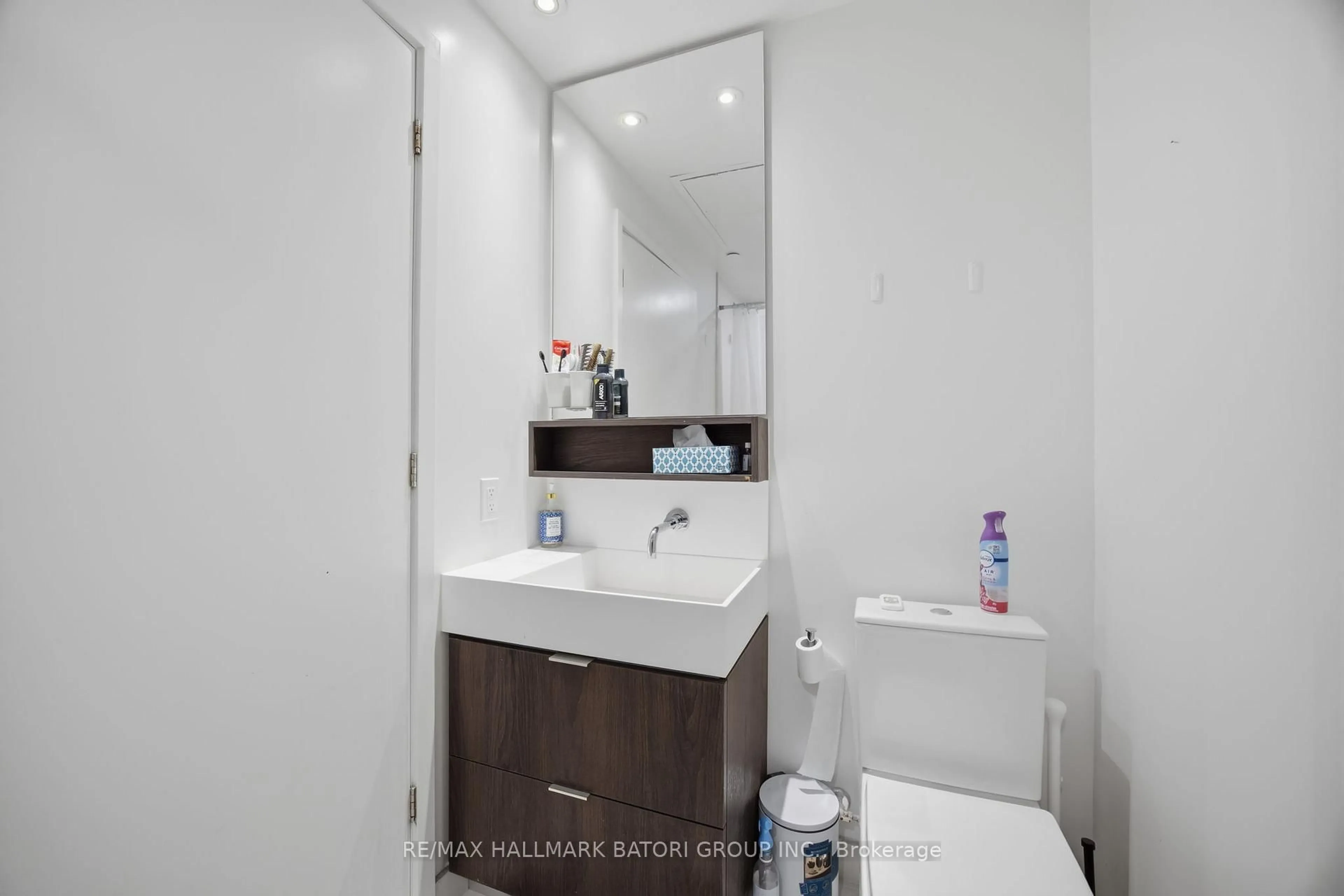 Standard bathroom, unknown for 8 Hillsdale Ave #1037, Toronto Ontario M4S 0B2