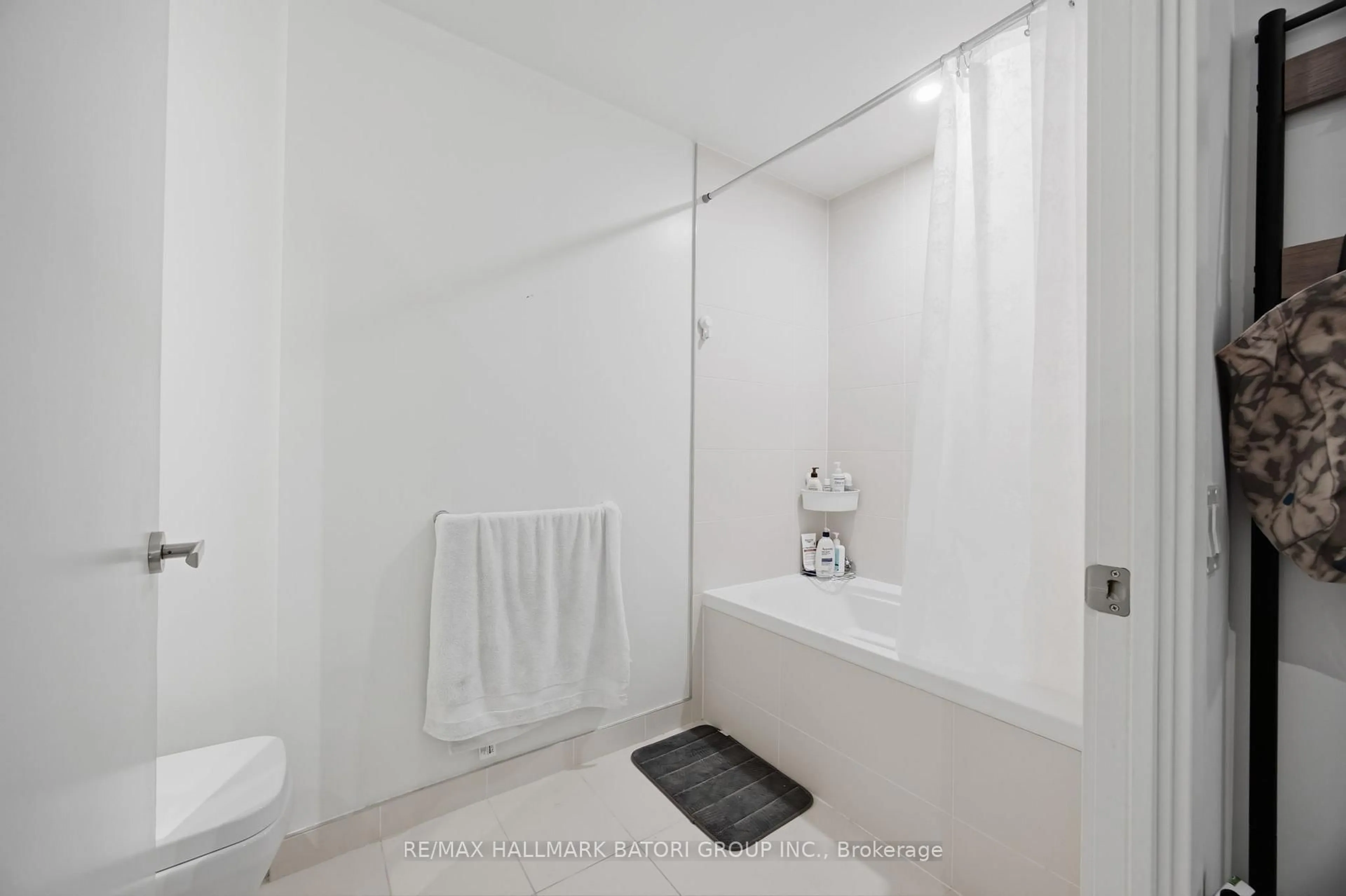 Standard bathroom, unknown for 8 Hillsdale Ave #1037, Toronto Ontario M4S 0B2