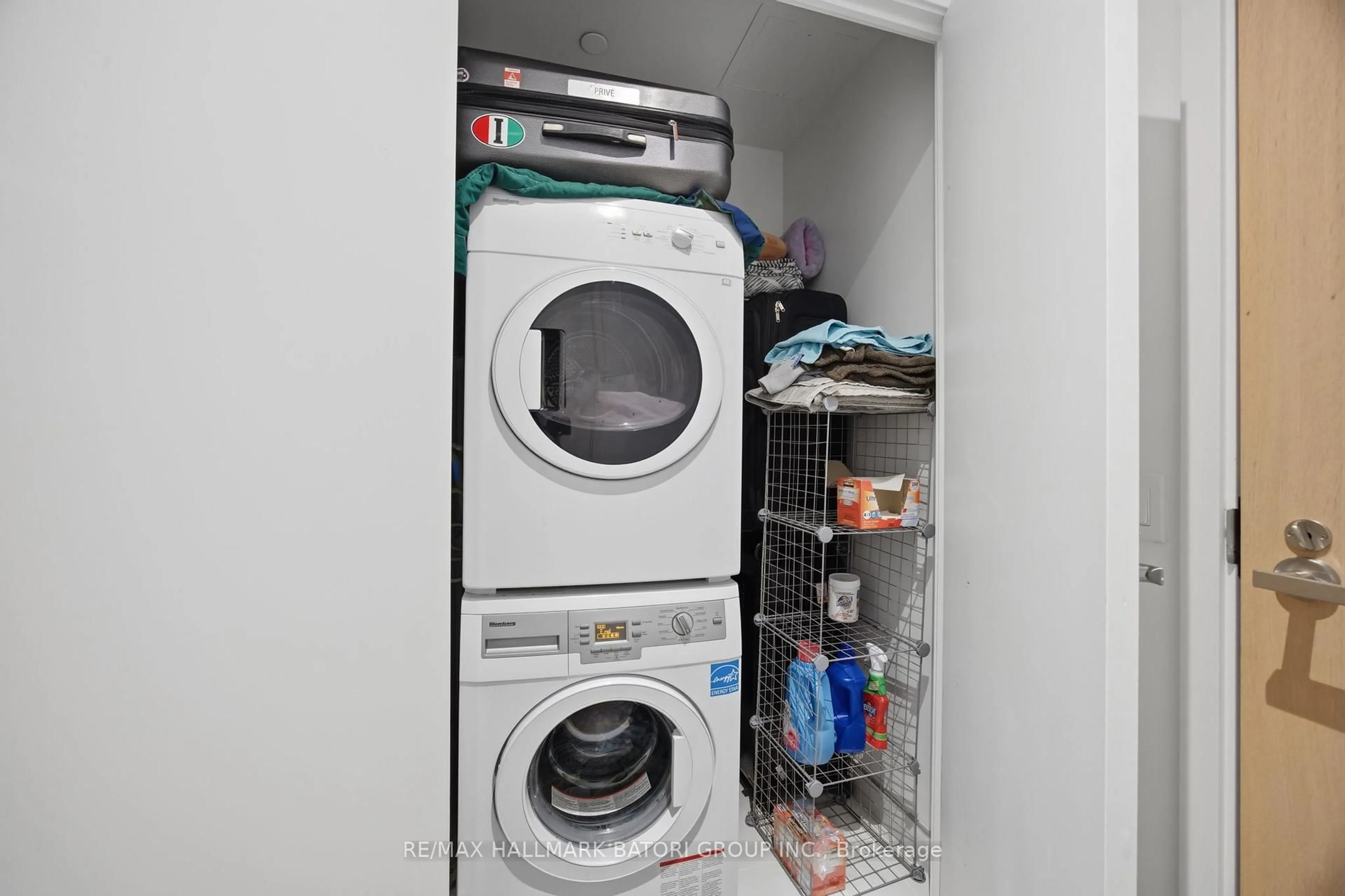 Laundry room for 8 Hillsdale Ave #1037, Toronto Ontario M4S 0B2