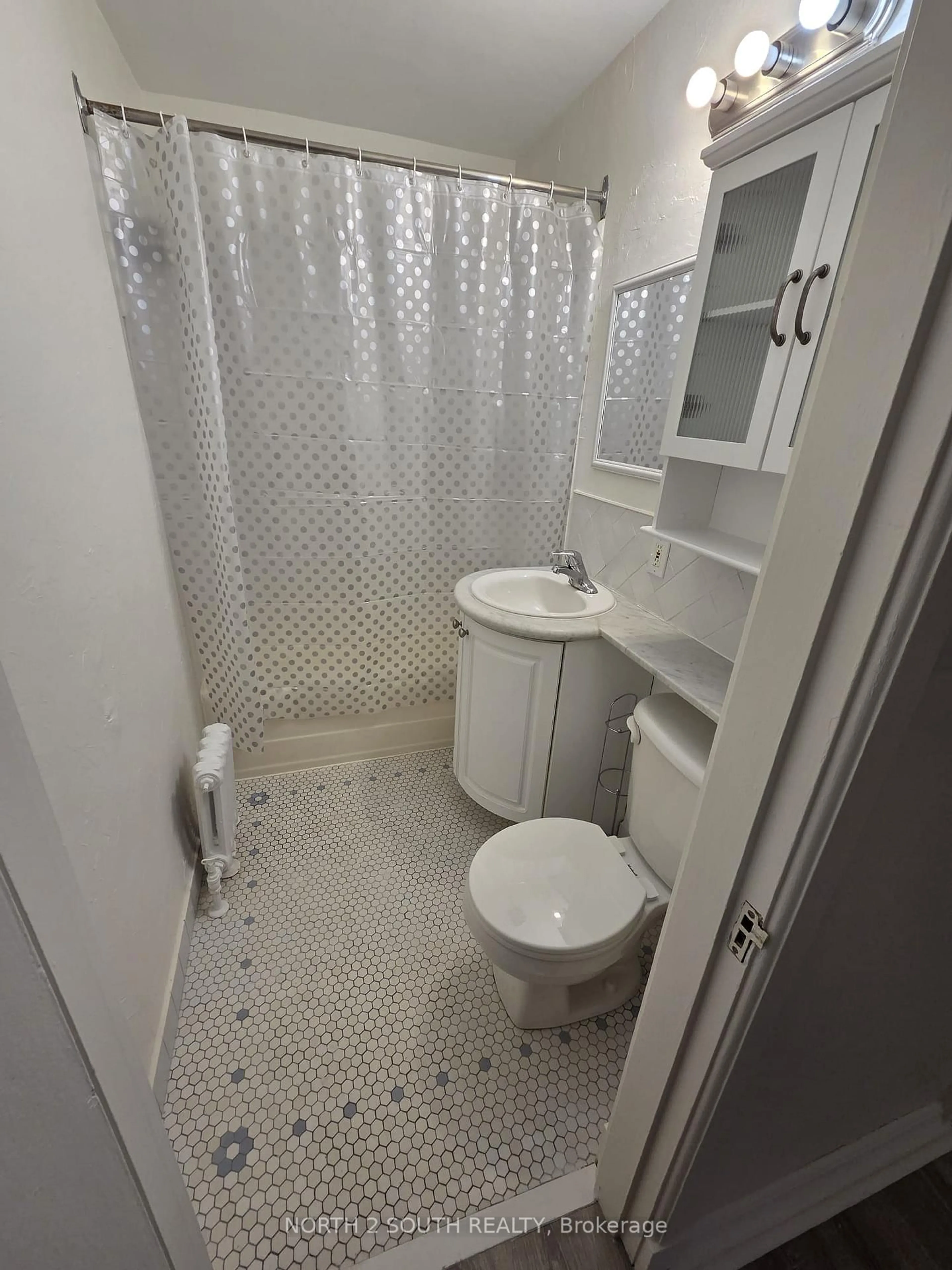 Standard bathroom, unknown for 707 Eglinton Ave #210, Toronto Ontario M5N 1C8