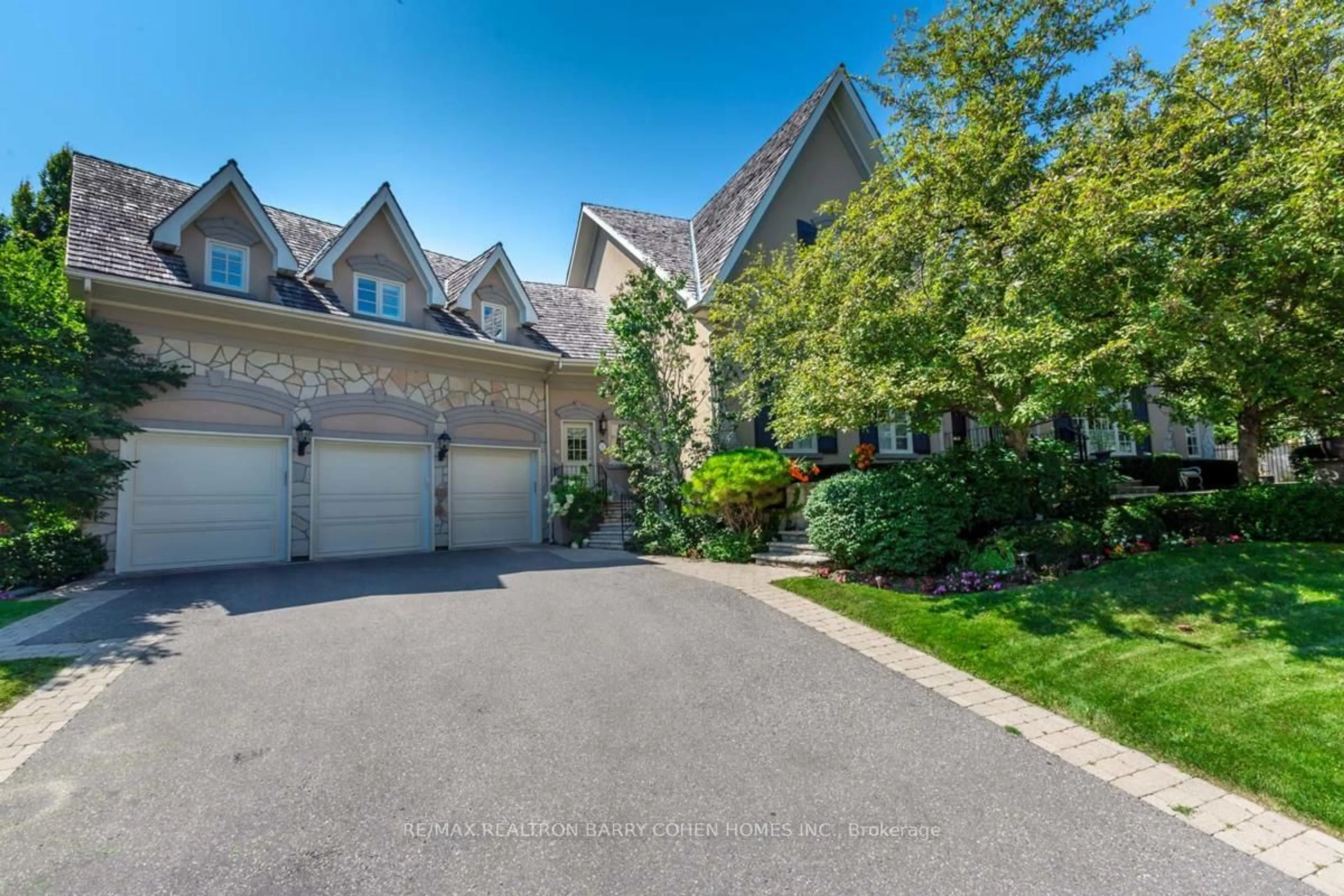 A pic from outside/outdoor area/front of a property/back of a property/a pic from drone, street for 17 Bayview Rdge, Toronto Ontario M2L 1E3