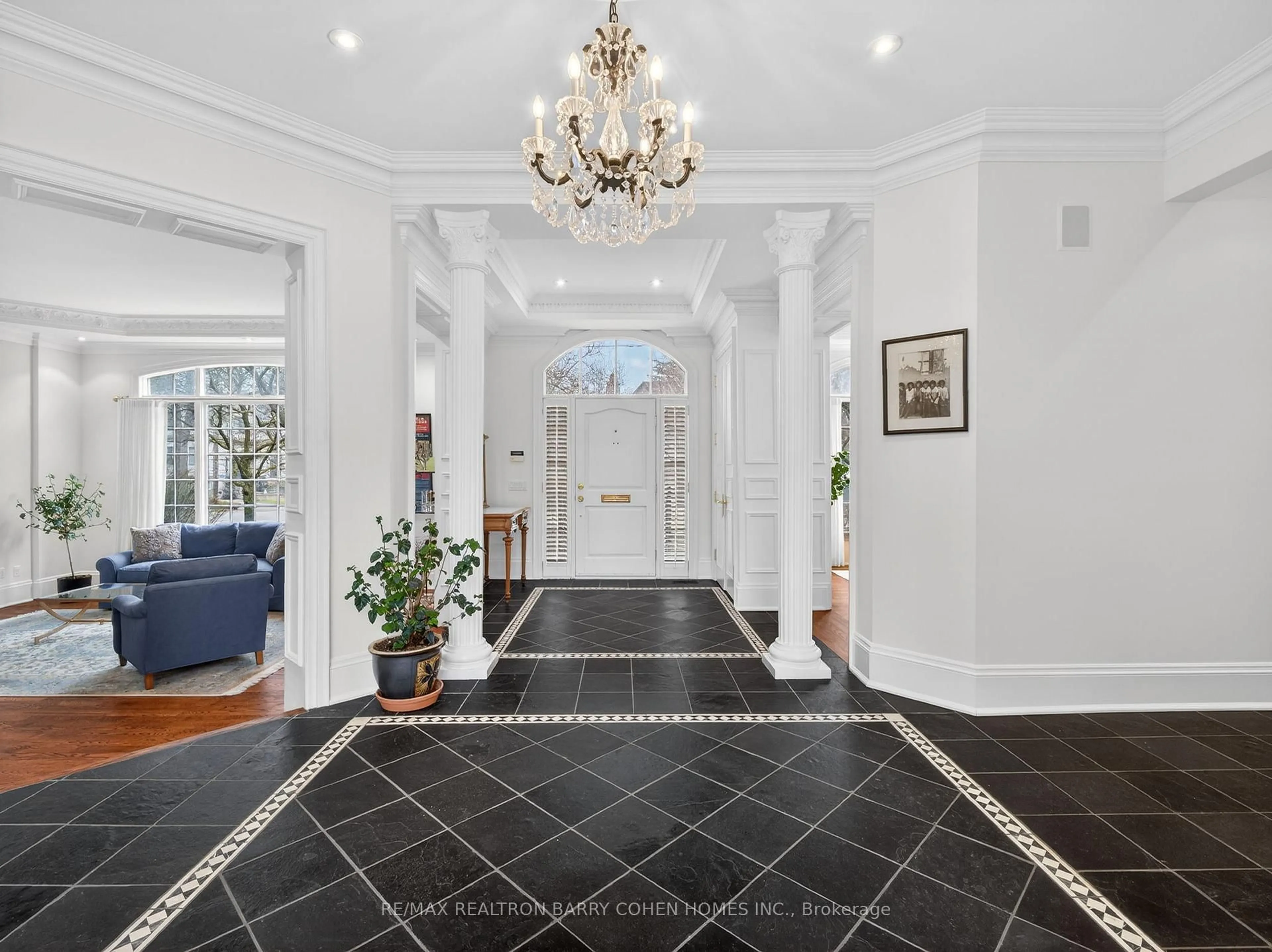 Indoor foyer for 17 Bayview Rdge, Toronto Ontario M2L 1E3