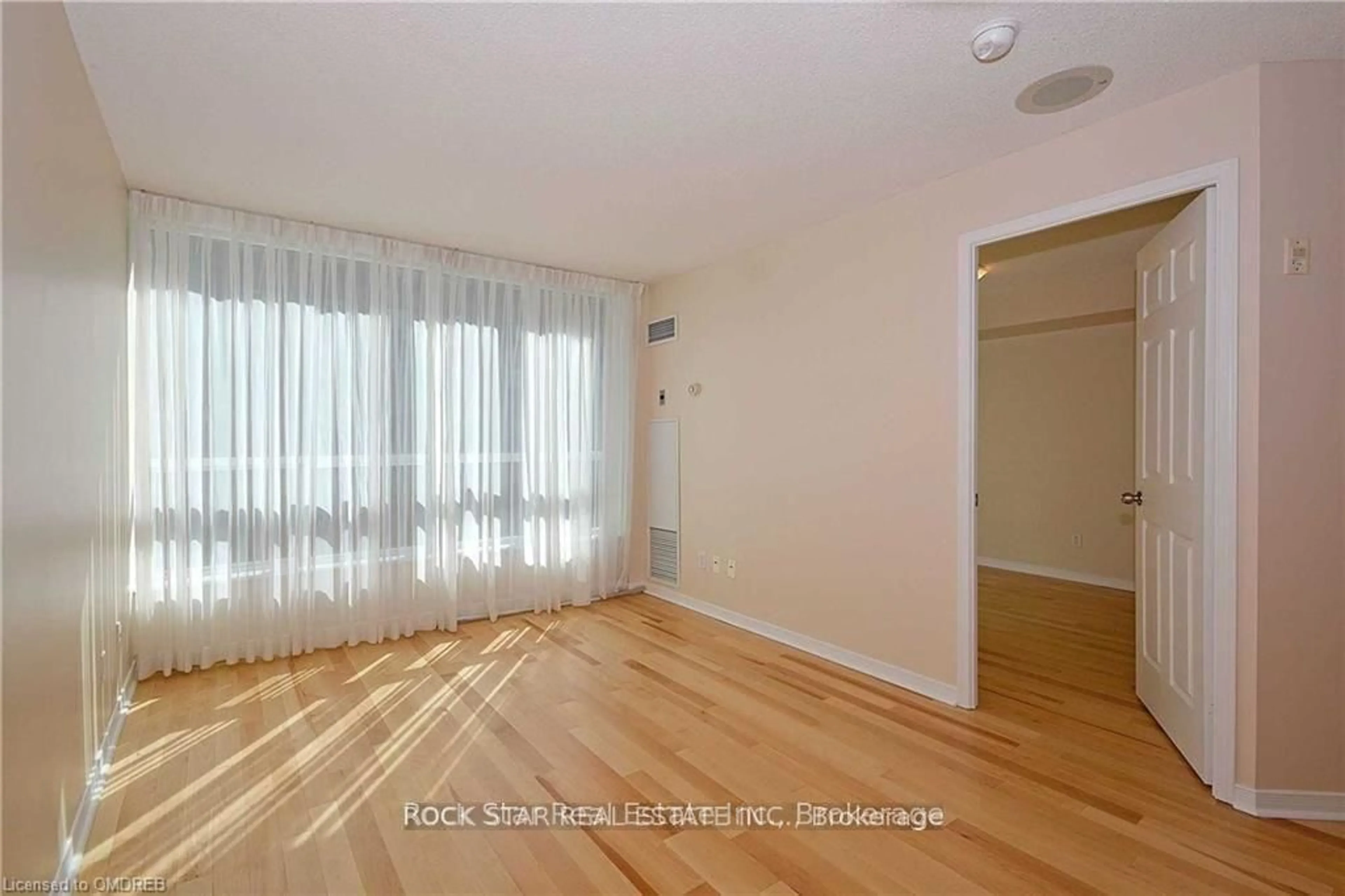 A pic of a room for 109 FRONT St #425, Toronto Ontario M5A 4P7