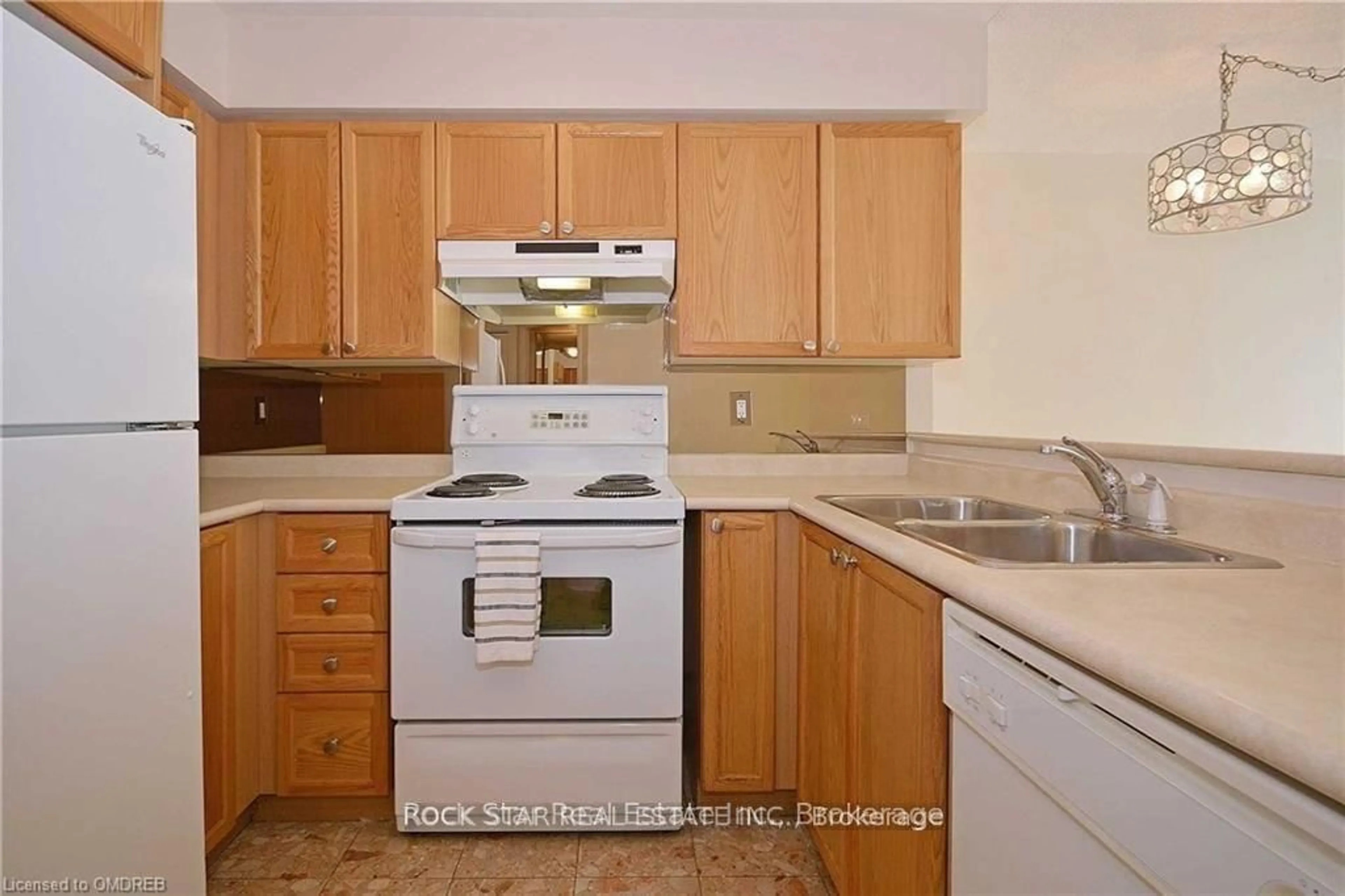 Standard kitchen, unknown for 109 FRONT St #425, Toronto Ontario M5A 4P7