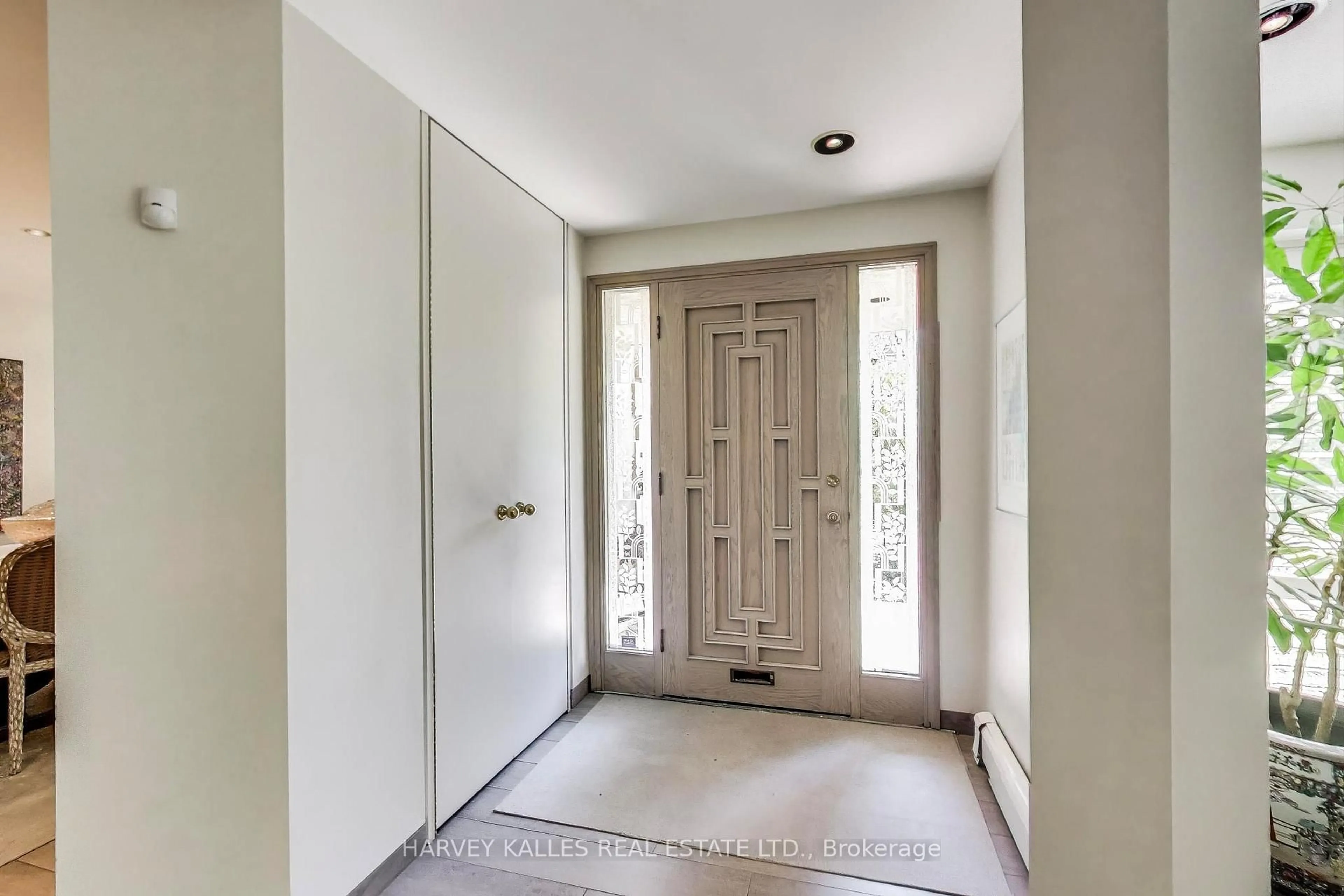 Indoor entryway for 103 Vesta Dr, Toronto Ontario M5P 2Z8