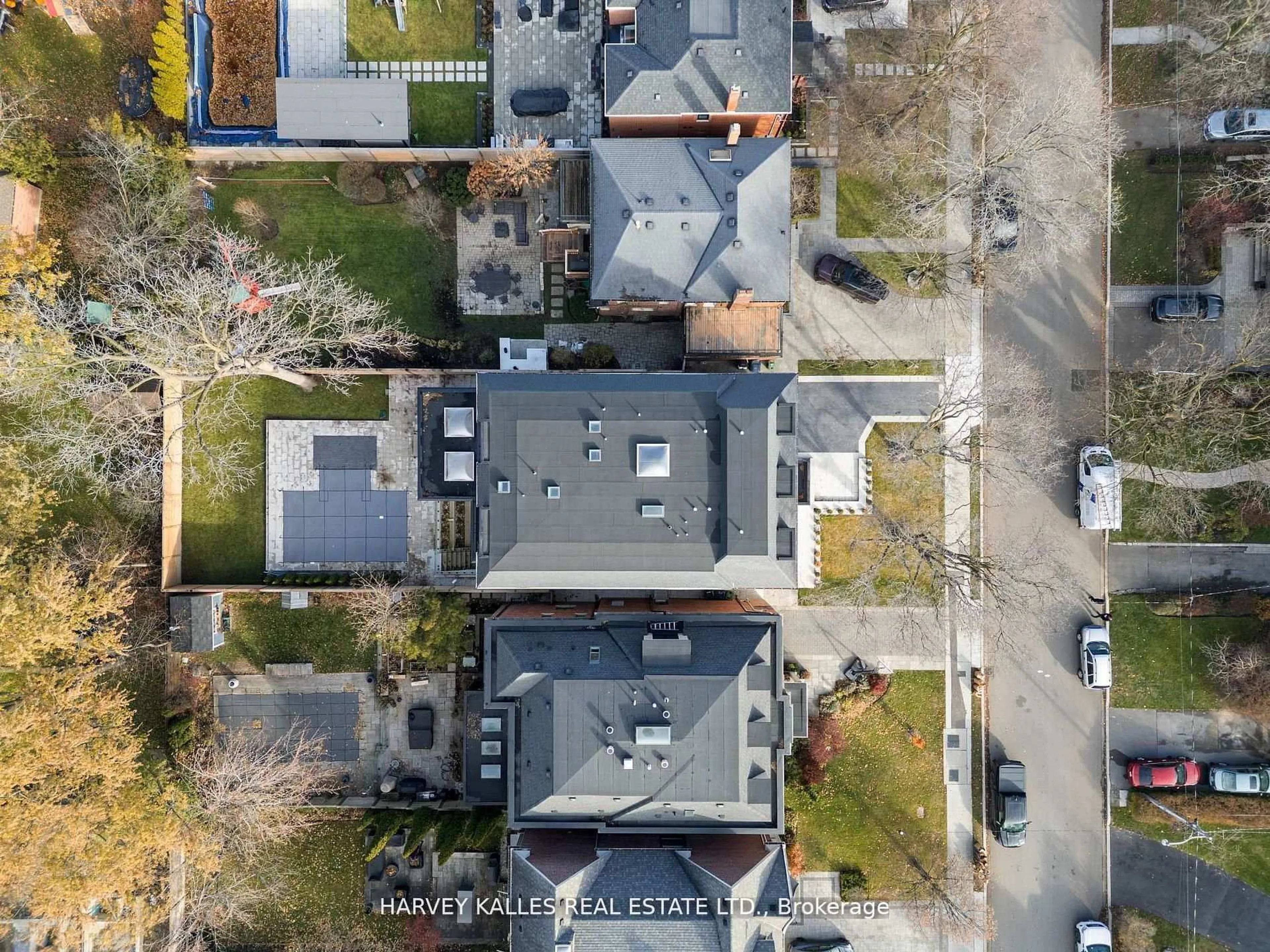 A pic from outside/outdoor area/front of a property/back of a property/a pic from drone, street for 370 Glengrove Ave, Toronto Ontario M5N 1W5