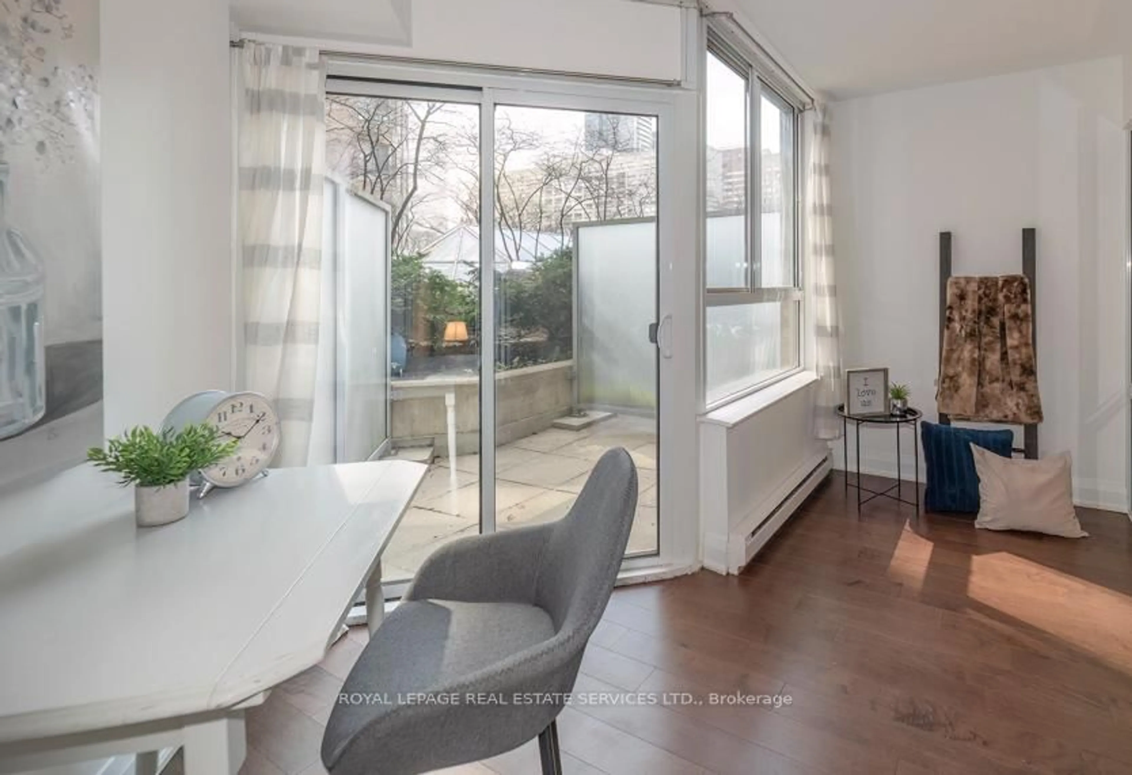 A pic of a room for 711 Bay St #320, Toronto Ontario M5G 2J8