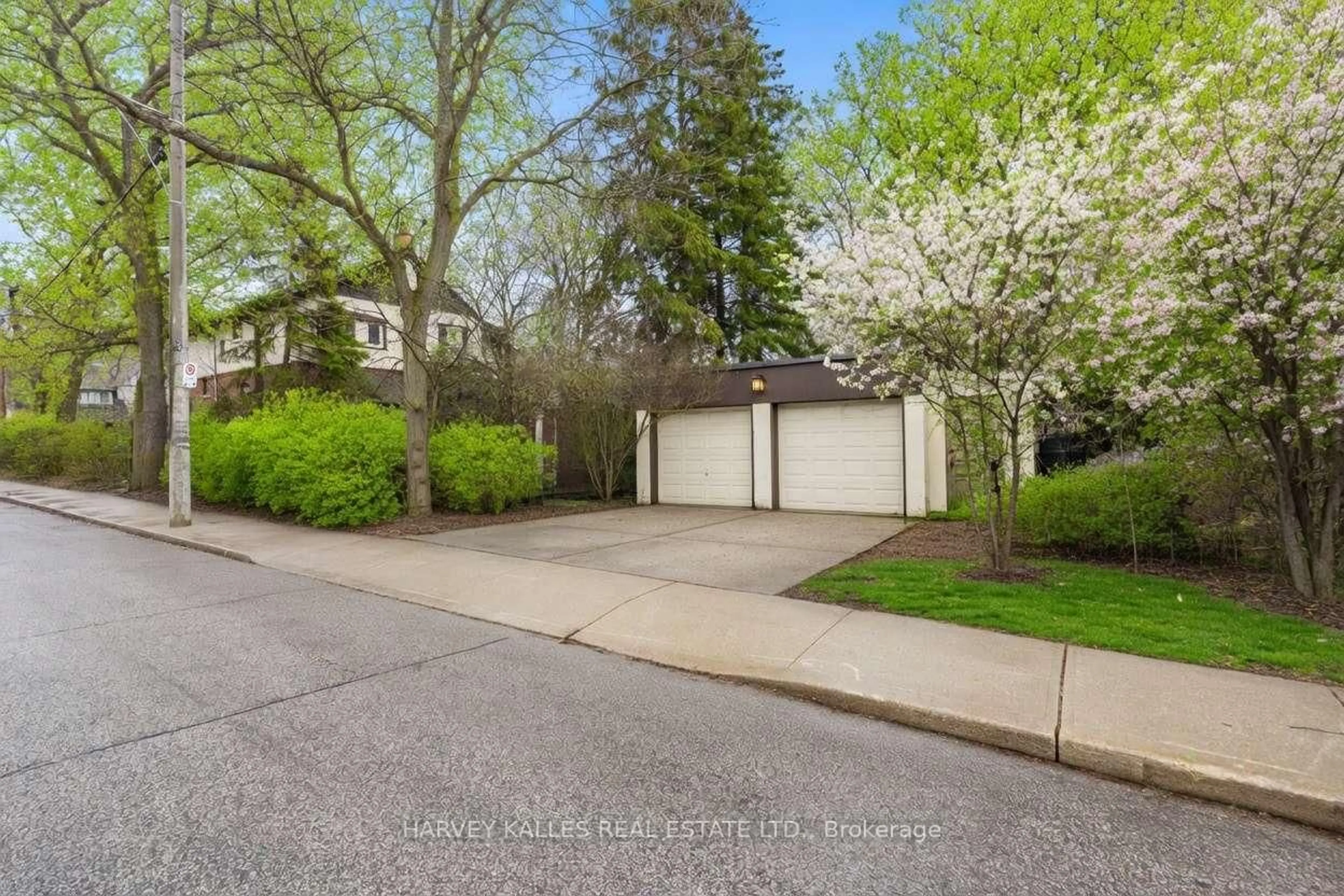 A pic from outside/outdoor area/front of a property/back of a property/a pic from drone, street for 1350 Mount Pleasant Rd, Toronto Ontario M4N 2T3