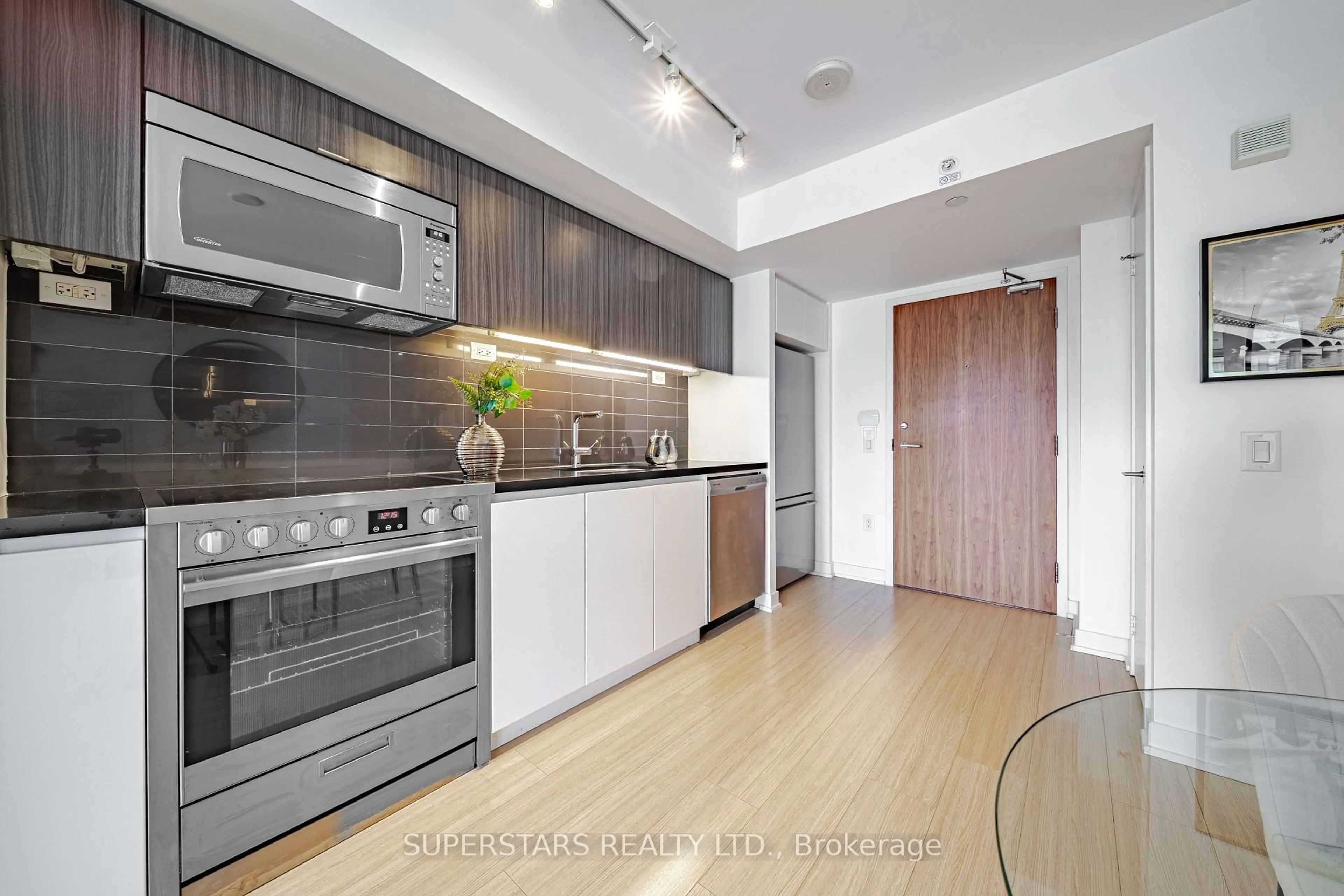 Standard kitchen, wood/laminate floor for 75 Queens Wharf Rd #1211, Toronto Ontario M5V 0J8