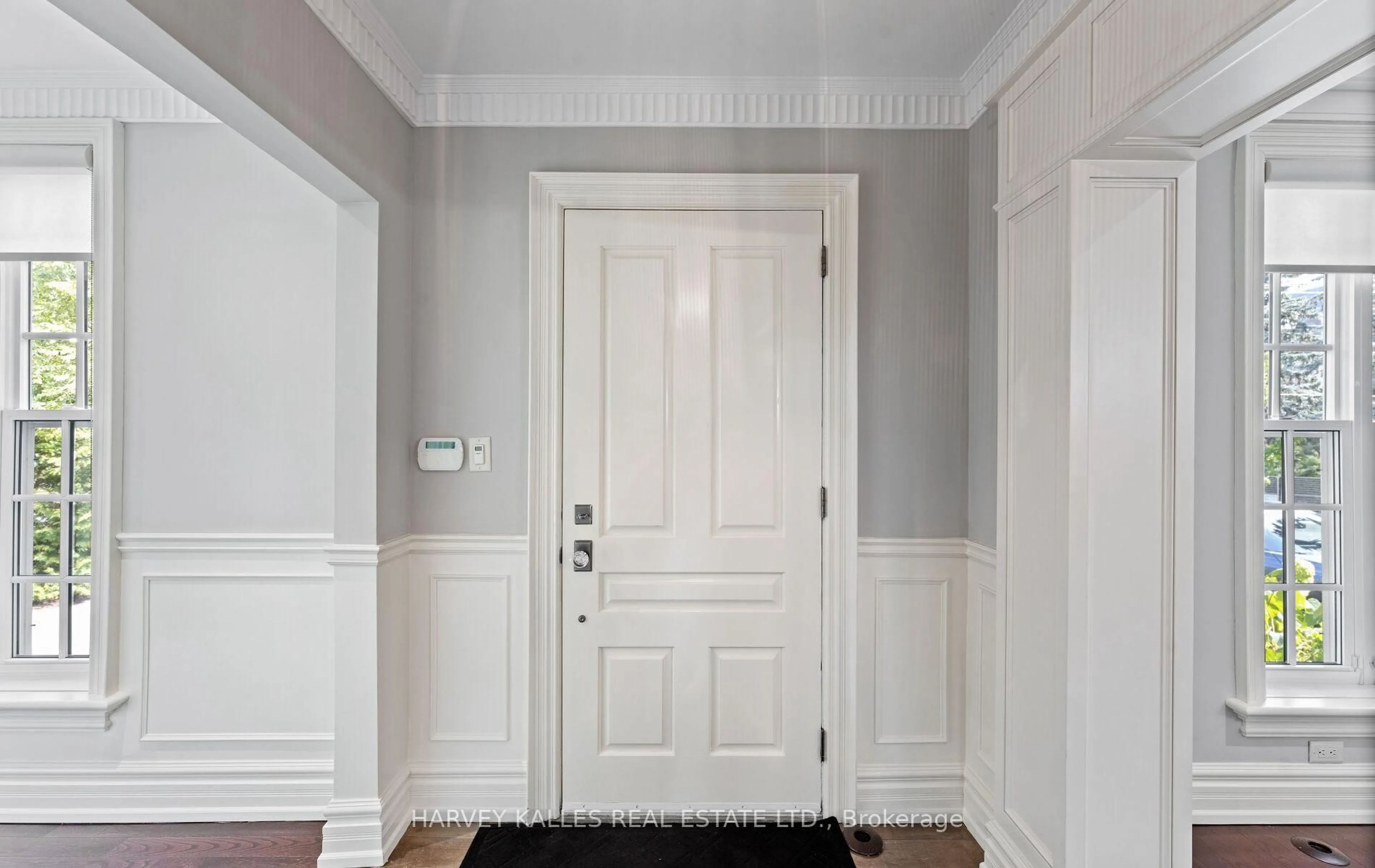 Indoor entryway for 112 Mason Blvd, Toronto Ontario M5M 3E3