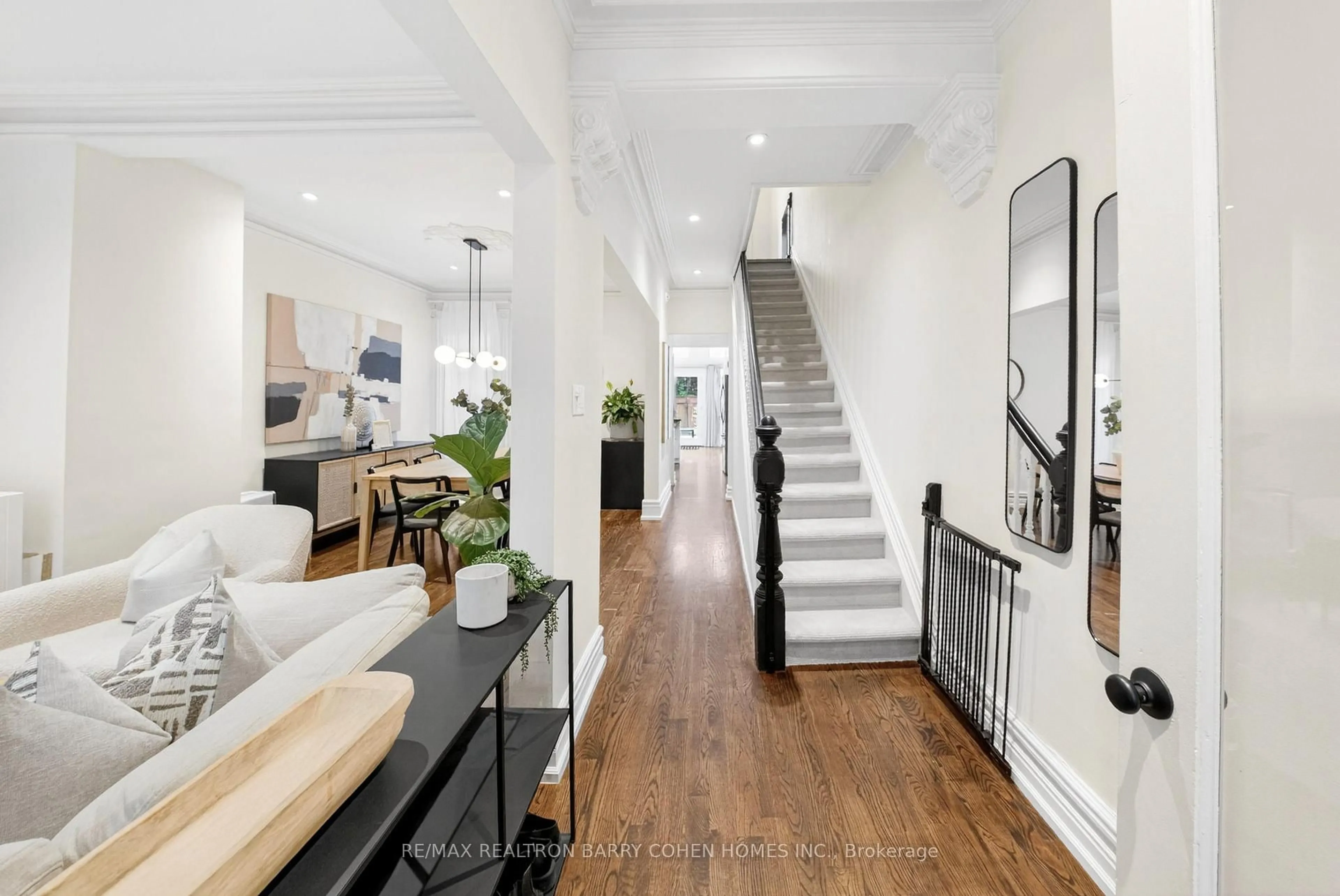 Indoor entryway for 198 Macpherson Ave, Toronto Ontario M5R 1W8