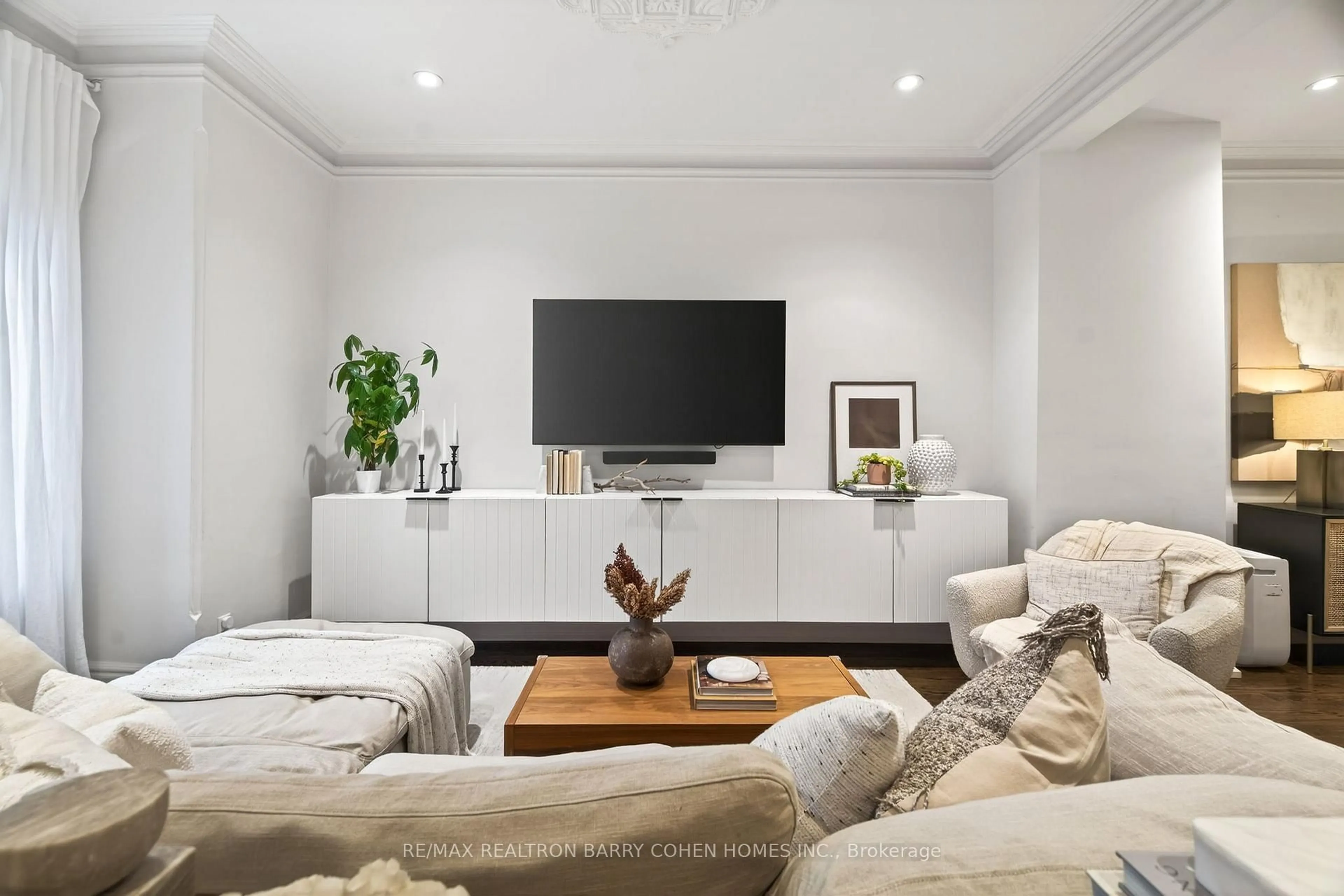 Living room with furniture, unknown for 198 Macpherson Ave, Toronto Ontario M5R 1W8