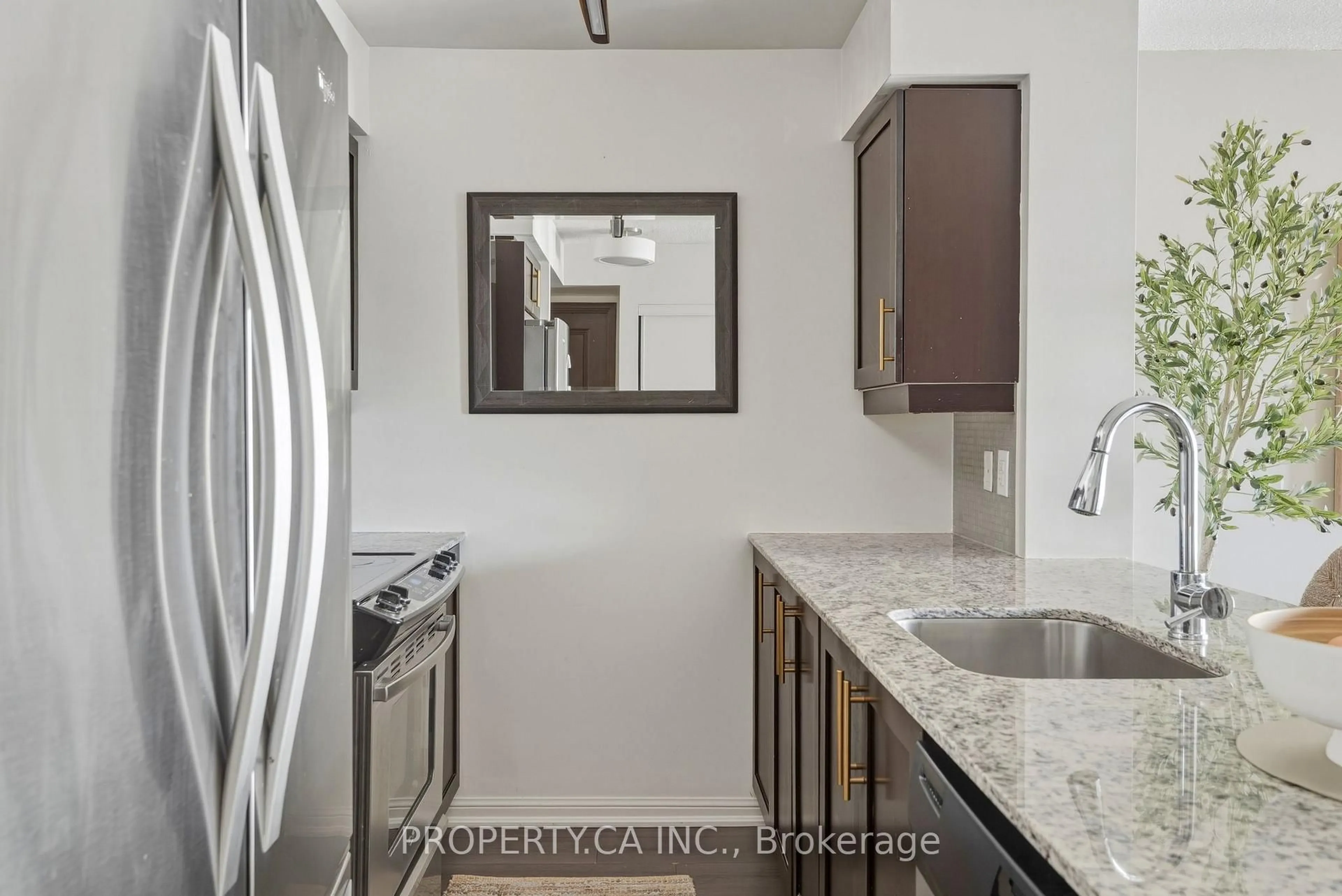 Standard kitchen, ceramic/tile floor for 35 Bastion St #1604, Toronto Ontario M5V 0C2