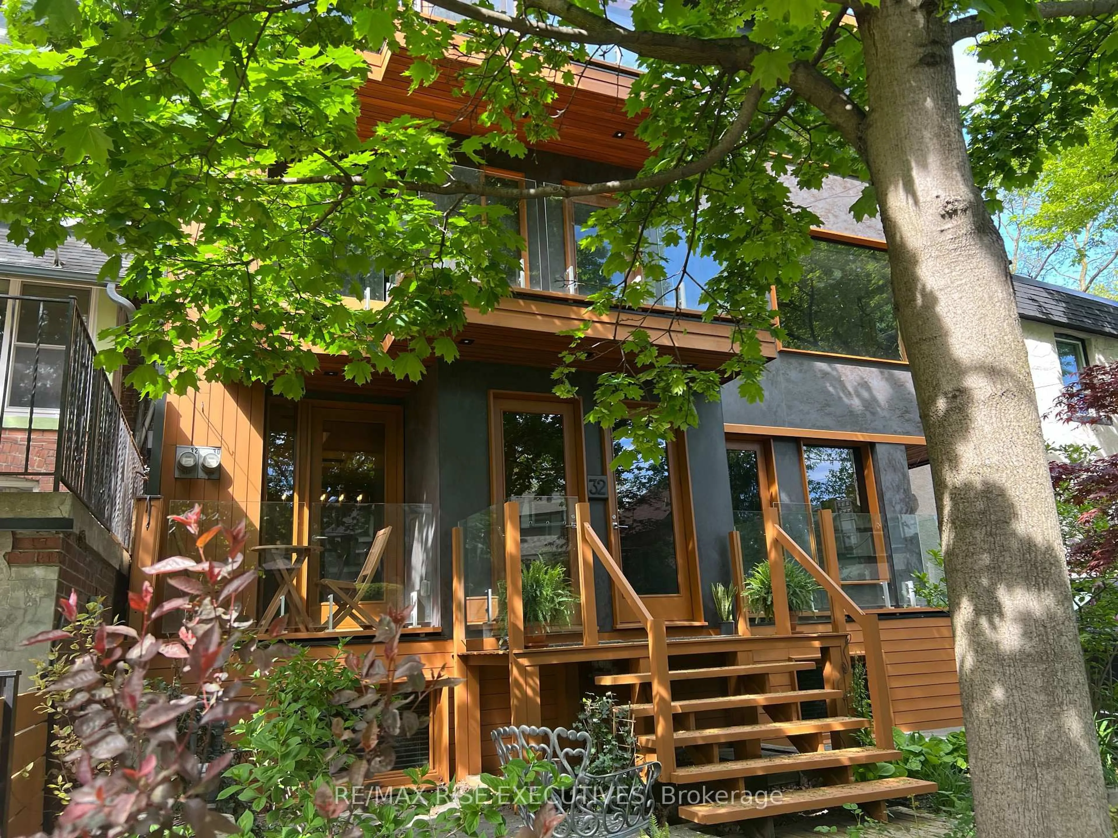 Patio, forest/trees view for 32 Regal Rd, Toronto Ontario M6H 2J7